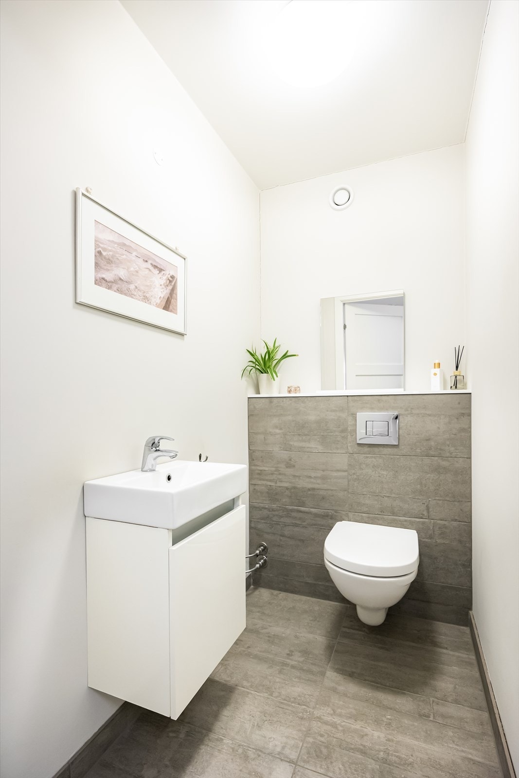 Praktisk toalettrom med adkomst fra entré. Galleribilde