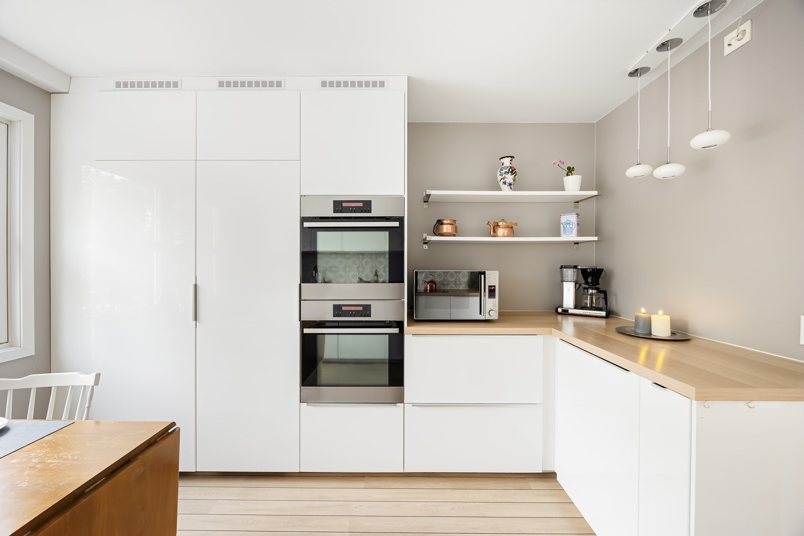 Integrerte hvitevarer med induksjonstopp, to stekeovner, kjøle- og fryseskap samt oppvaskmaskin. Galleribilde