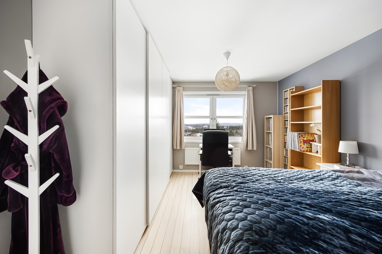 Hovedsoverommet har plass til dobbeltseng og skyvedørsgarderobe. Galleribilde