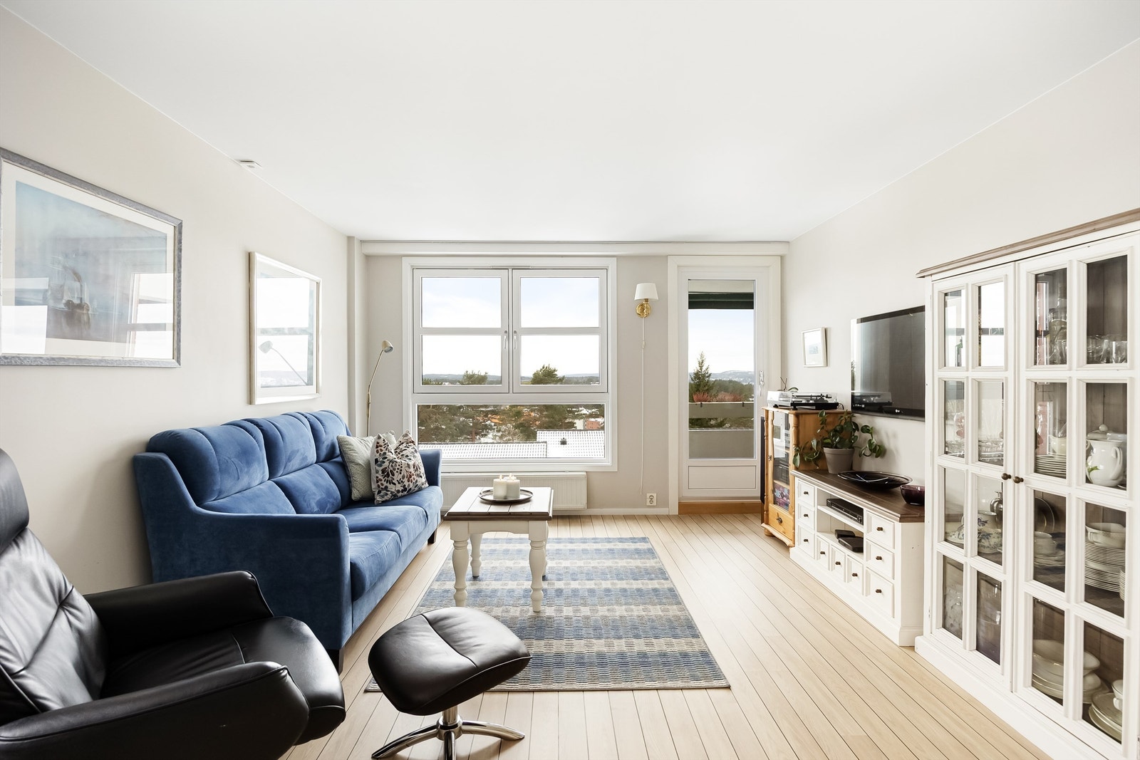 Stuen fremstår moderne med lyse overflater og gjennomgående gulv. Galleribilde