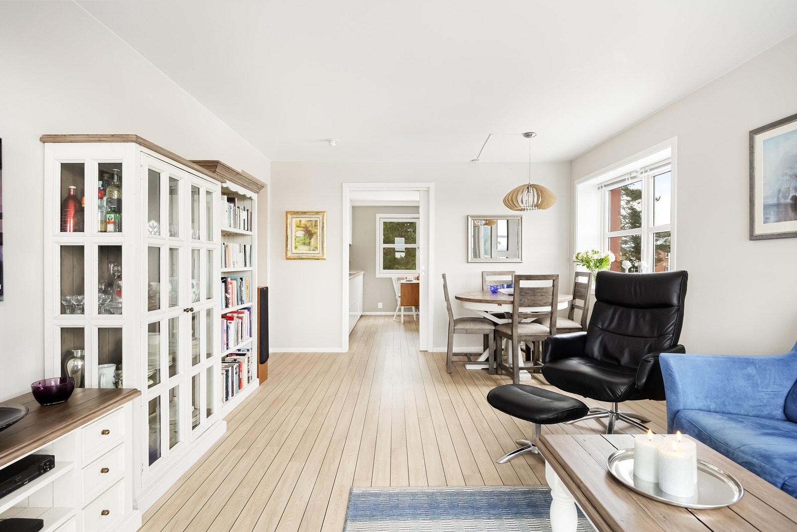 Stuen fremstår moderne med lyse overflater og gjennomgående gulv. Galleribilde