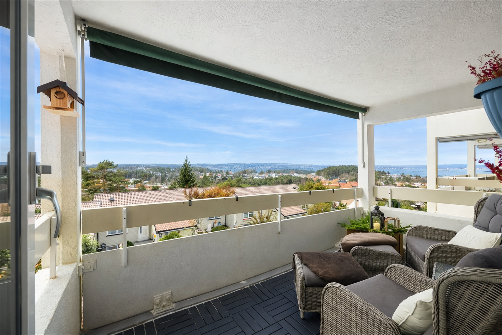 Balkong på ca. 9 m² med nydelig utsikt mot Bunnefjorden. (Bildet er Ai generert) Galleribilde