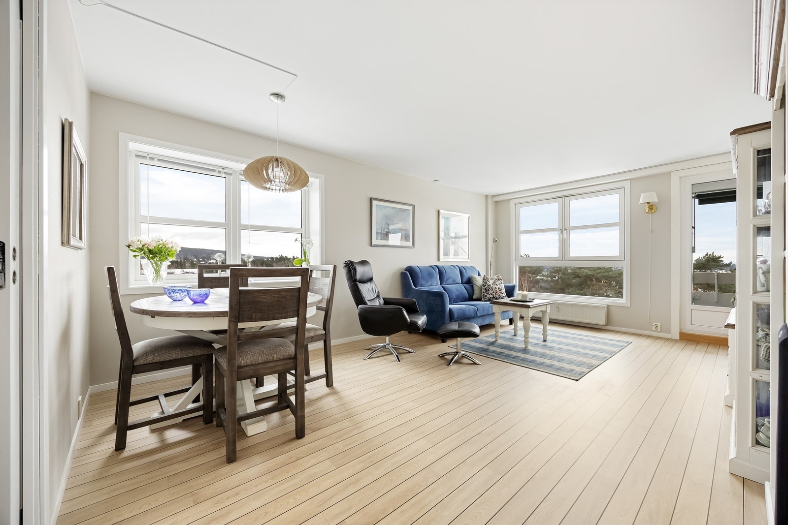 Lys og romslig stue med store vinduer som gir godt lysinnslipp. Galleribilde