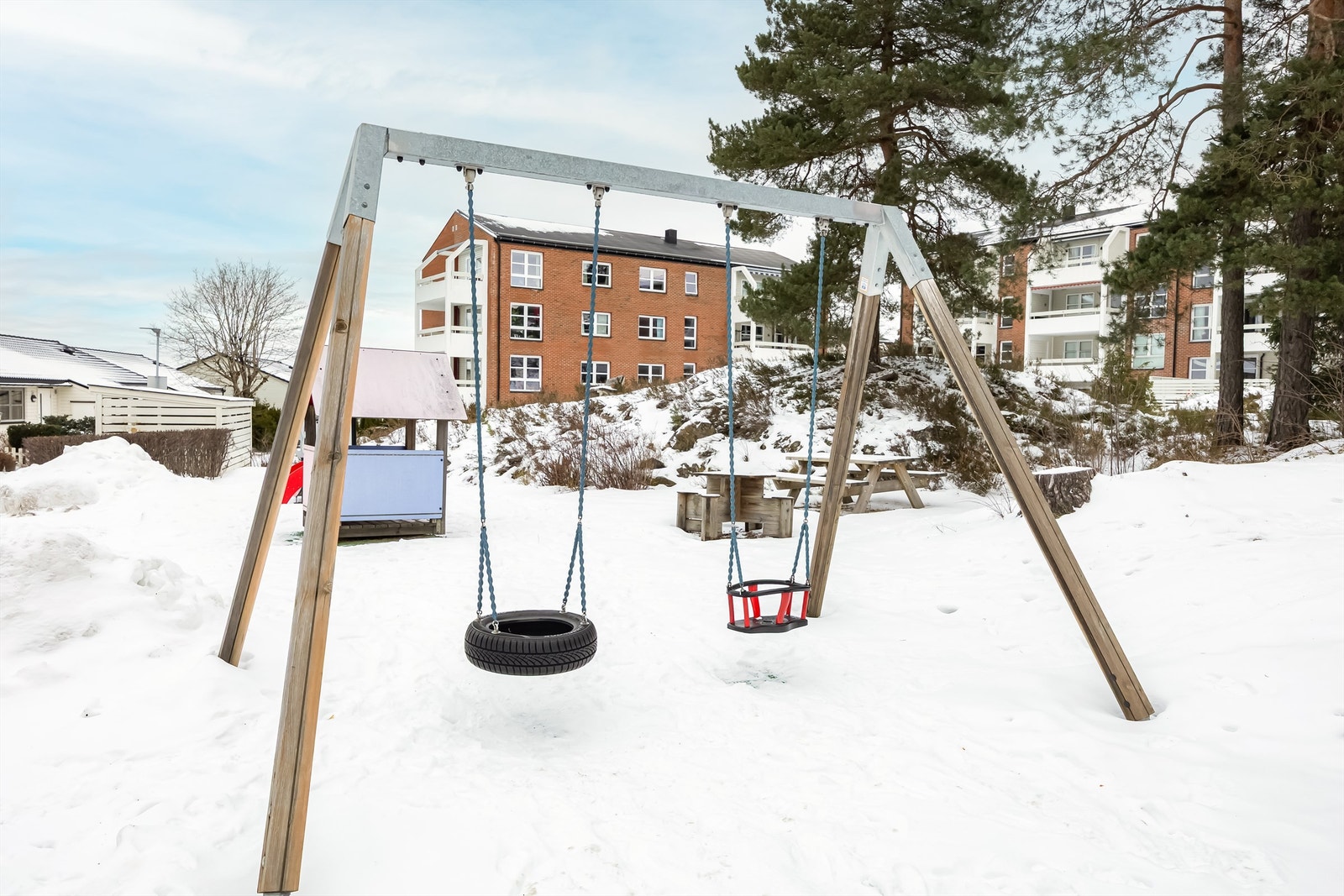 Området passer utmerket for både barnefamilier og pendlere, med barnehager og skoler i nærheten, samt flotte tur- og rekreasjonsområder rett utenfor døren. Galleribilde
