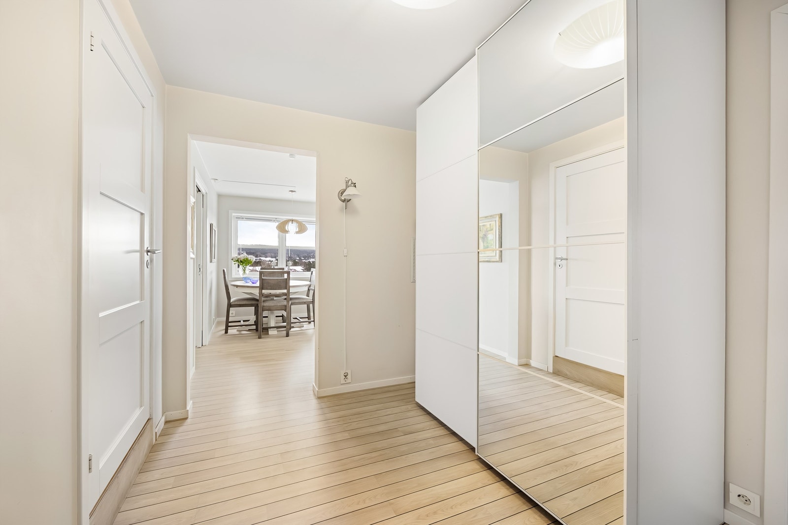 Entré har god plass til både yttertøy og sko, med praktisk oppheng på vegg samt store skyvedørsgarderober med speilfronter som bidrar til en luftig og romfølelse. Adkomst via felles trapperom. Oppgangen har callinganlegg. Galleribilde