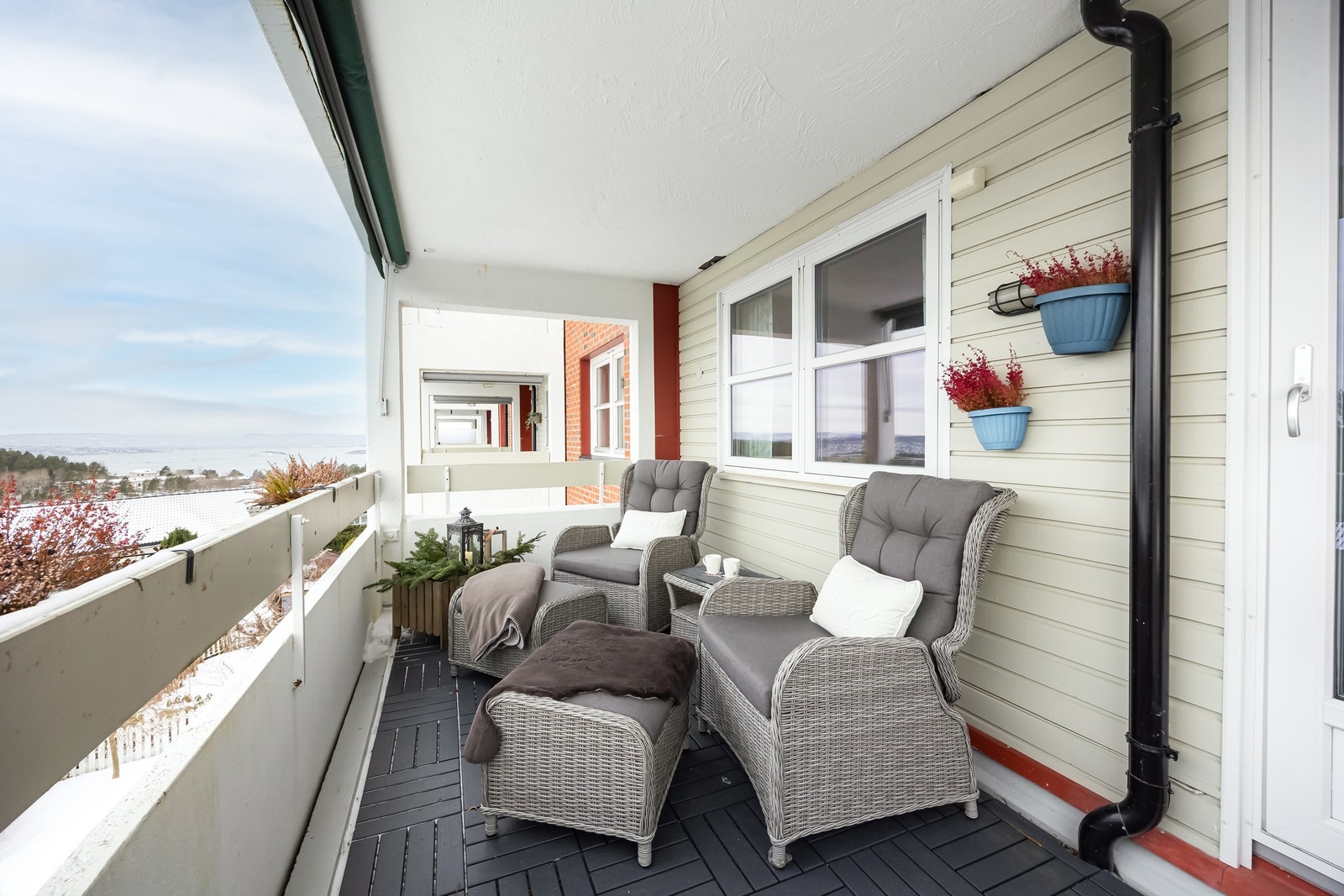 Manuell markise i himling gjør balkongen til et hyggelig uteområde med flott utsikt. Galleribilde