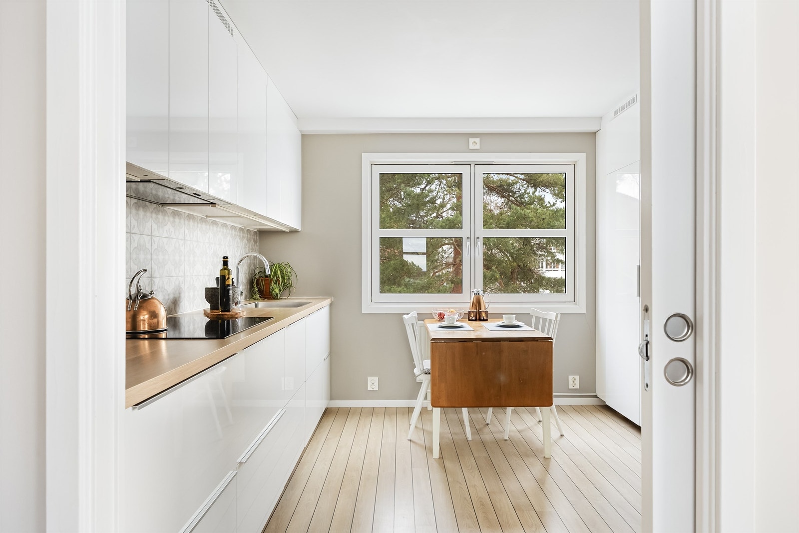 Moderne kjøkken fra 2014 med lyse og glatte fronter. Galleribilde