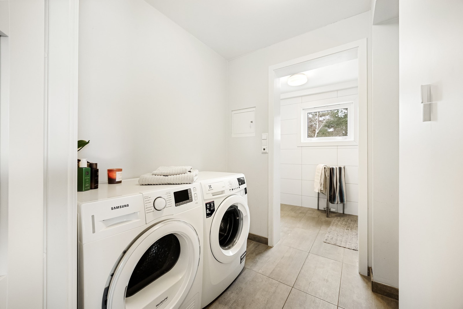 Baderom/vaskerom rehabilitert i 2014 med moderne, praktiske løsninger og opplegg for vaskemaskin og tørketrommel. Galleribilde