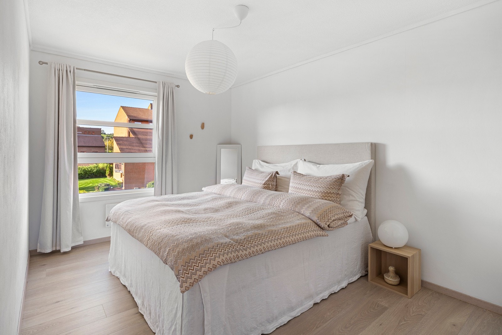 På gulvet er det lagt 1-stavs laminat, og veggene er malt i en lys og nøytral tone. Galleribilde