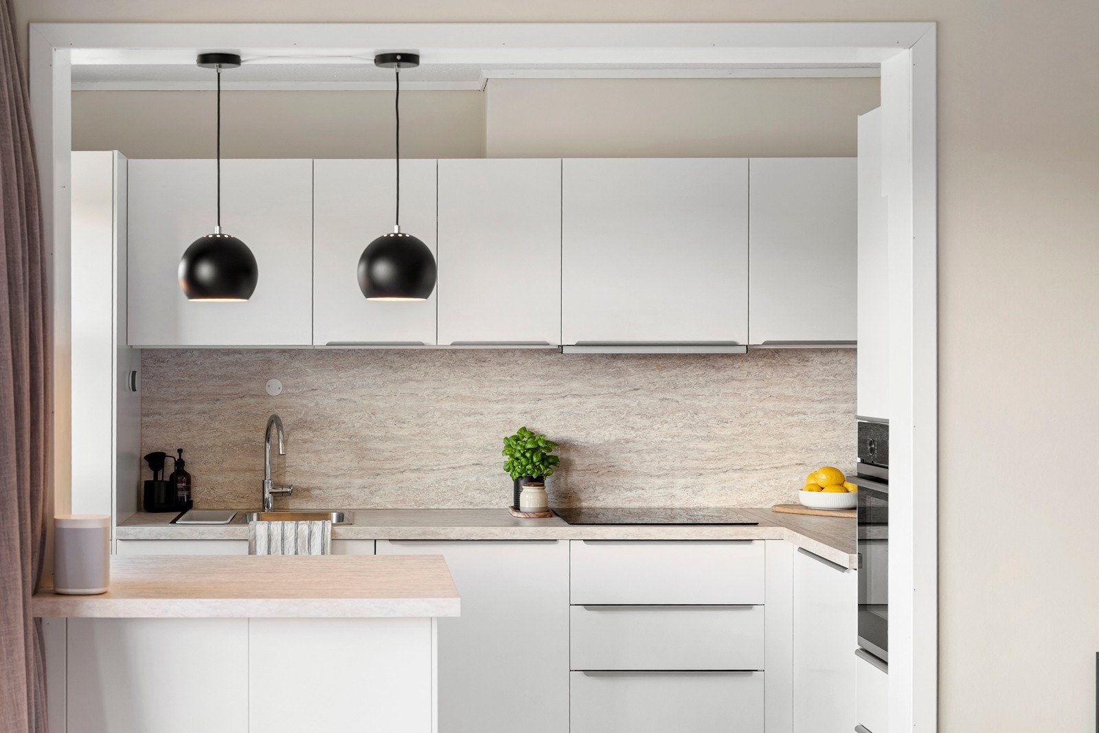 Leiligheten har et stilrent og moderne kjøkken i delvis åpen løsning mot stuen. Galleribilde