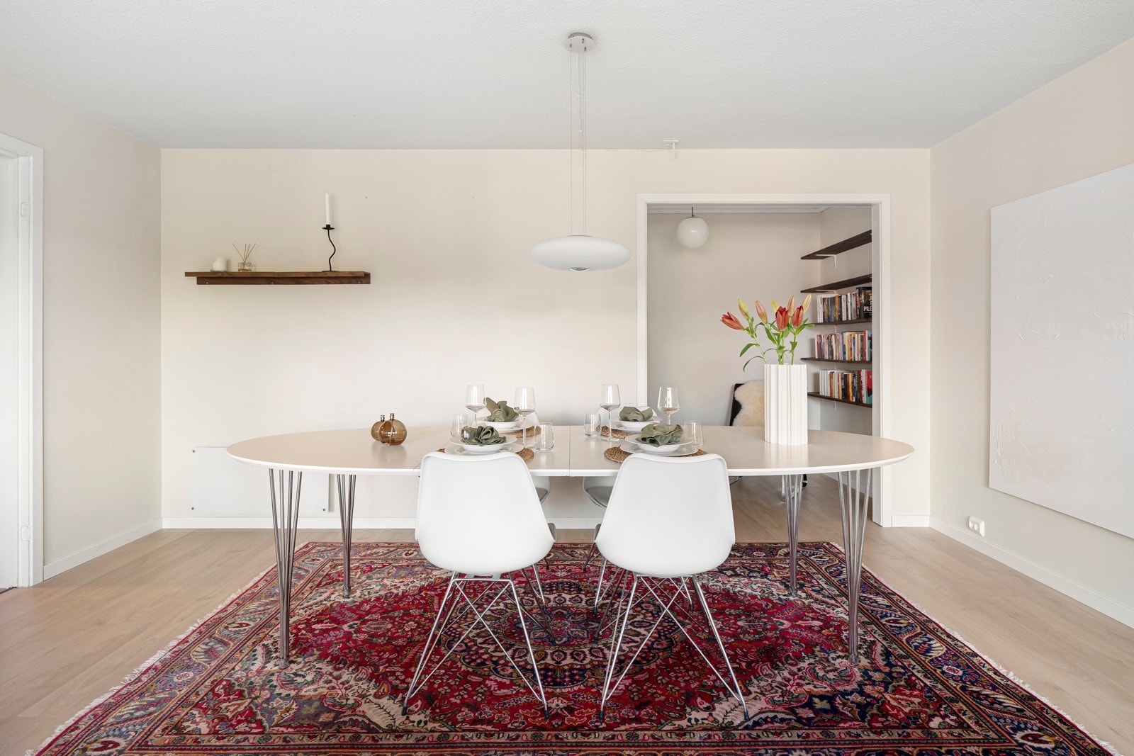 Tilknyttet stuen ligger et praktisk kontor med gode bruksmuligheter Galleribilde