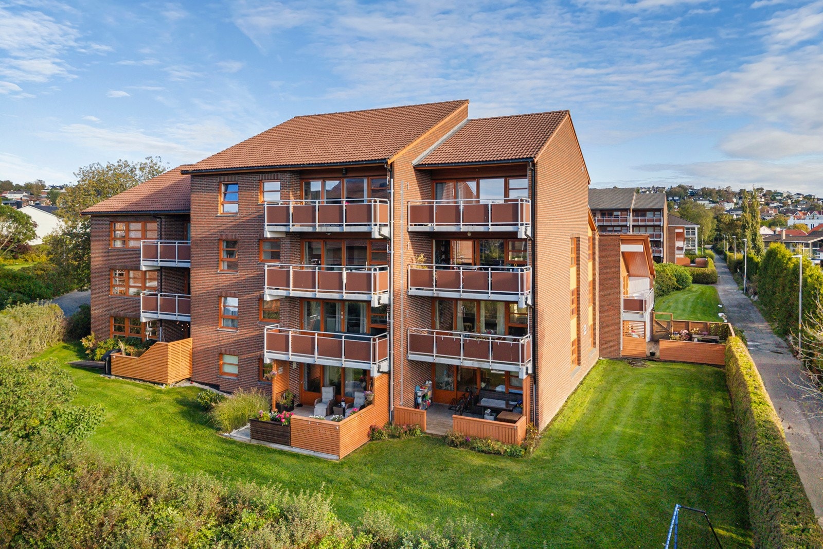 Eiendommen ligger i den sentrale, ettertraktede og urbane bydelen Hinna i Stavanger kommune. Galleribilde