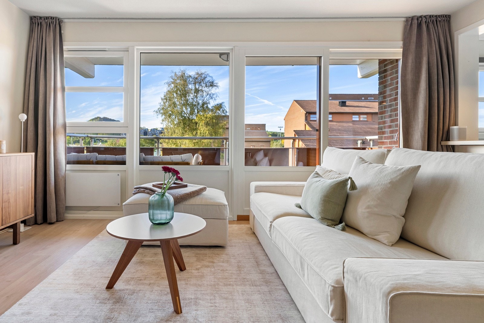 Leiligheten byr på en lys og romslig stue med rikelig naturlig lys og gode utsiktsforhold gjennom store vindusflater i front. Galleribilde