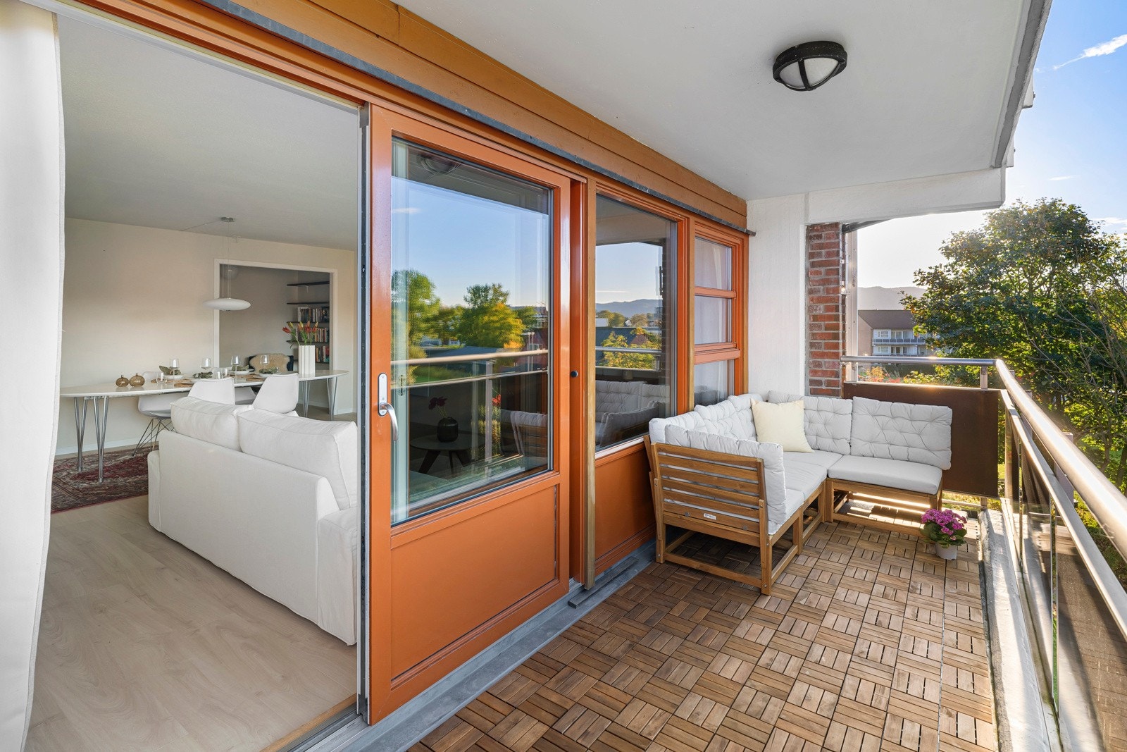 God plass til utemøbler. Galleribilde