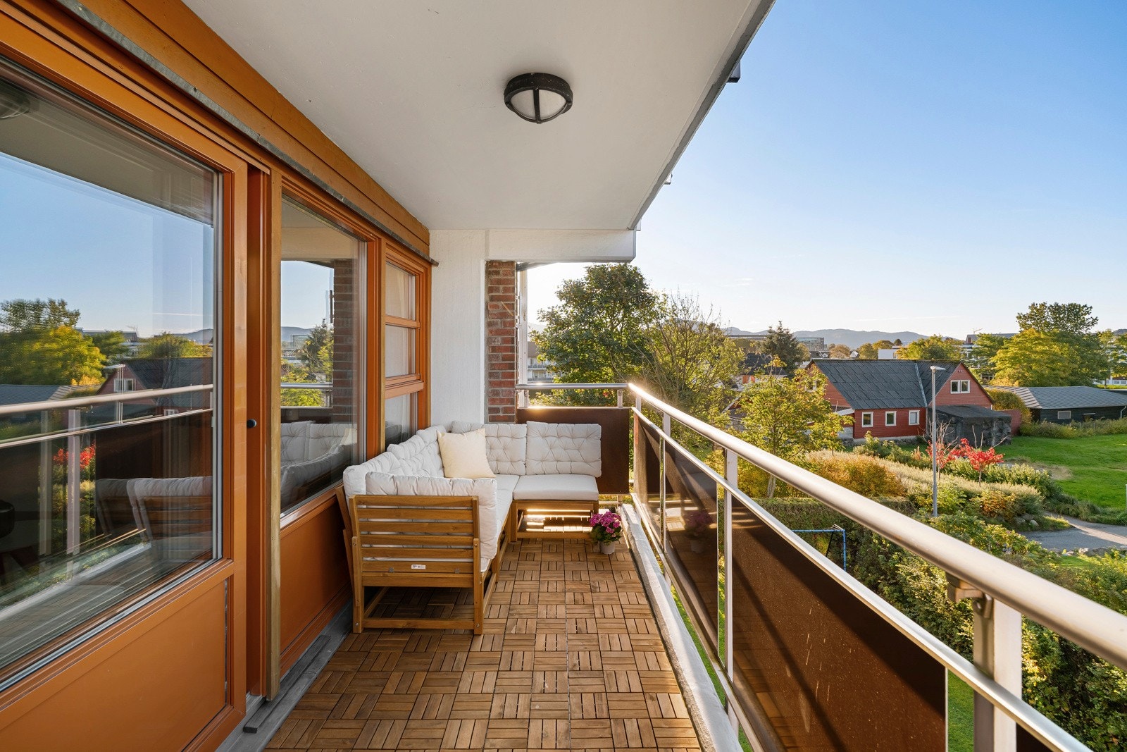 Balkongen - et herlig uterom hvor du kan nyte rolige morgener, lange sommerdager og hyggelige middager i solen. Galleribilde