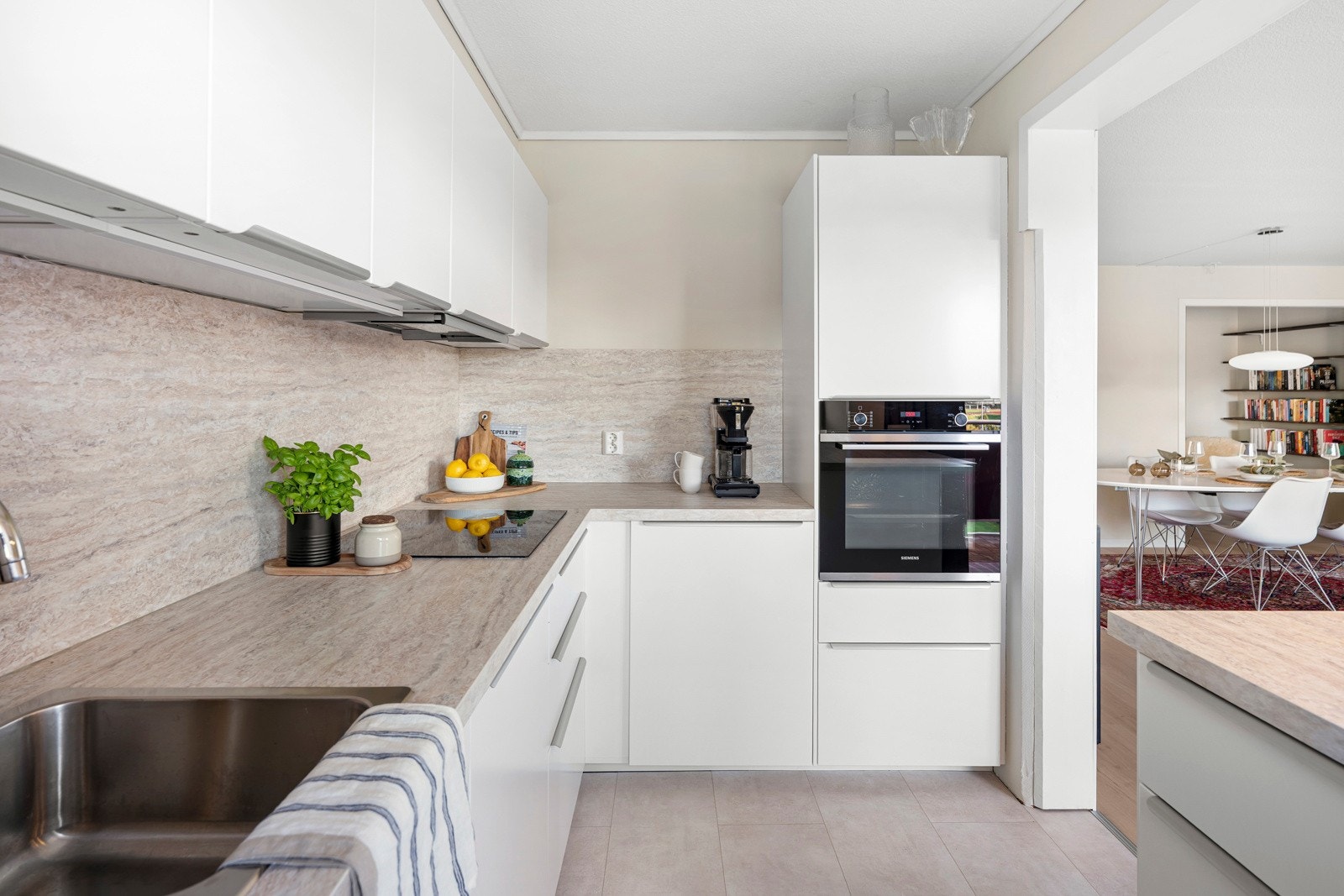 Kjøkkenet ble pusset opp av tidligere eier i 2021 og fremstår som tidsriktig og velholdt. Galleribilde