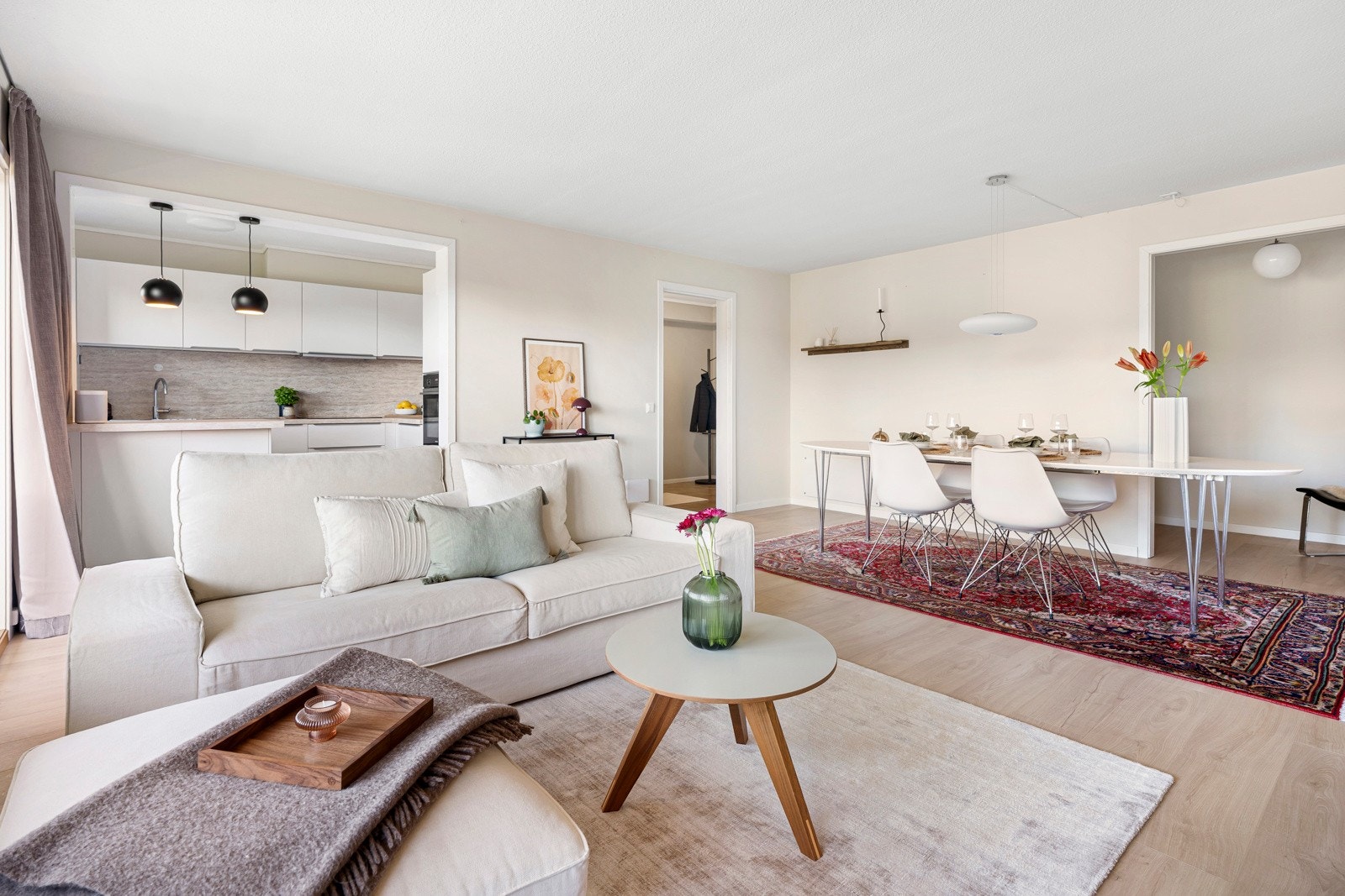 På gulvet er det lagt lys 1-stavs laminat som og veggene er malt i en delikat lys beigetone Galleribilde