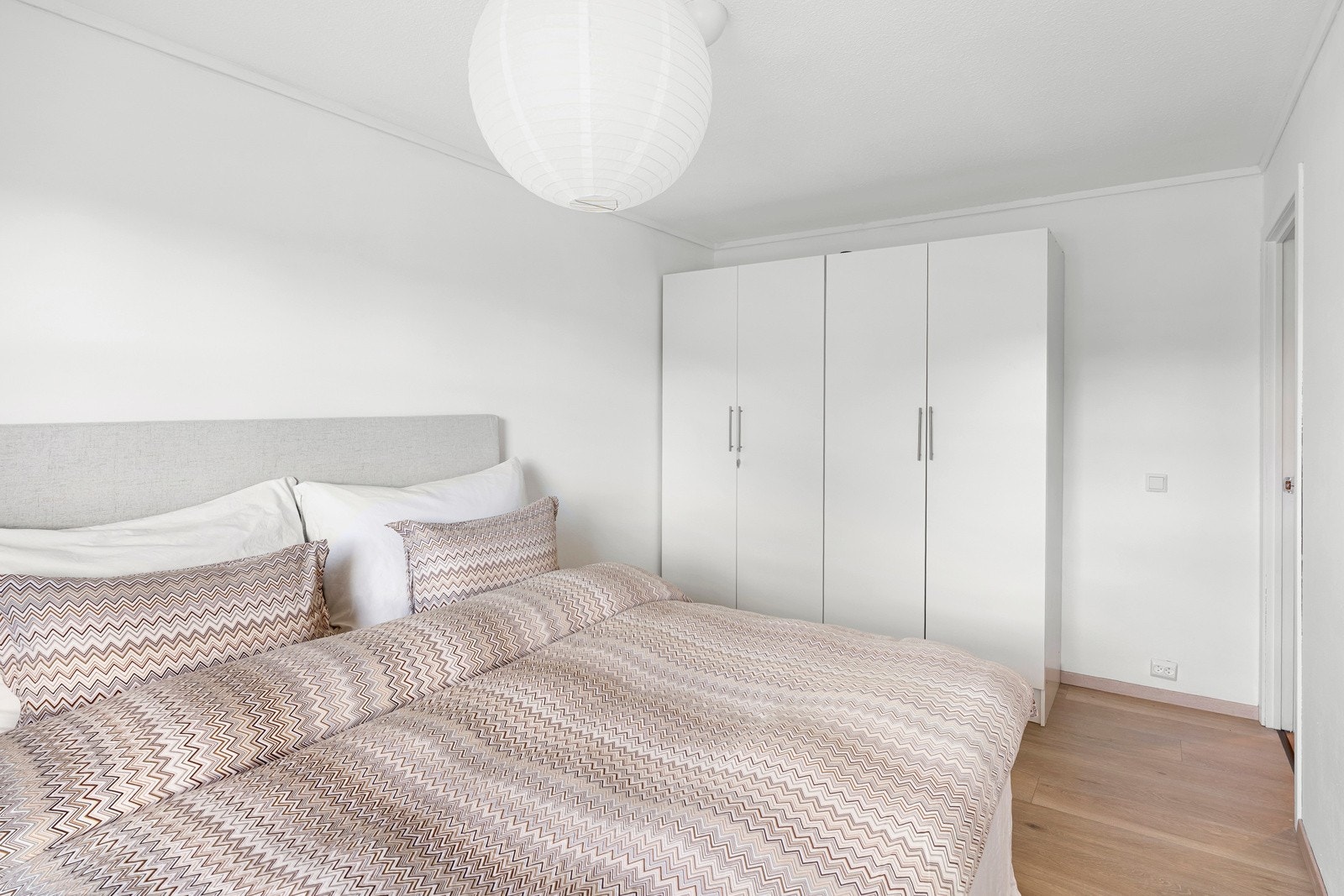 Rommet har et stort garderobeskap med hvite fronter som gir gode oppbevaringsmuligheter. Galleribilde