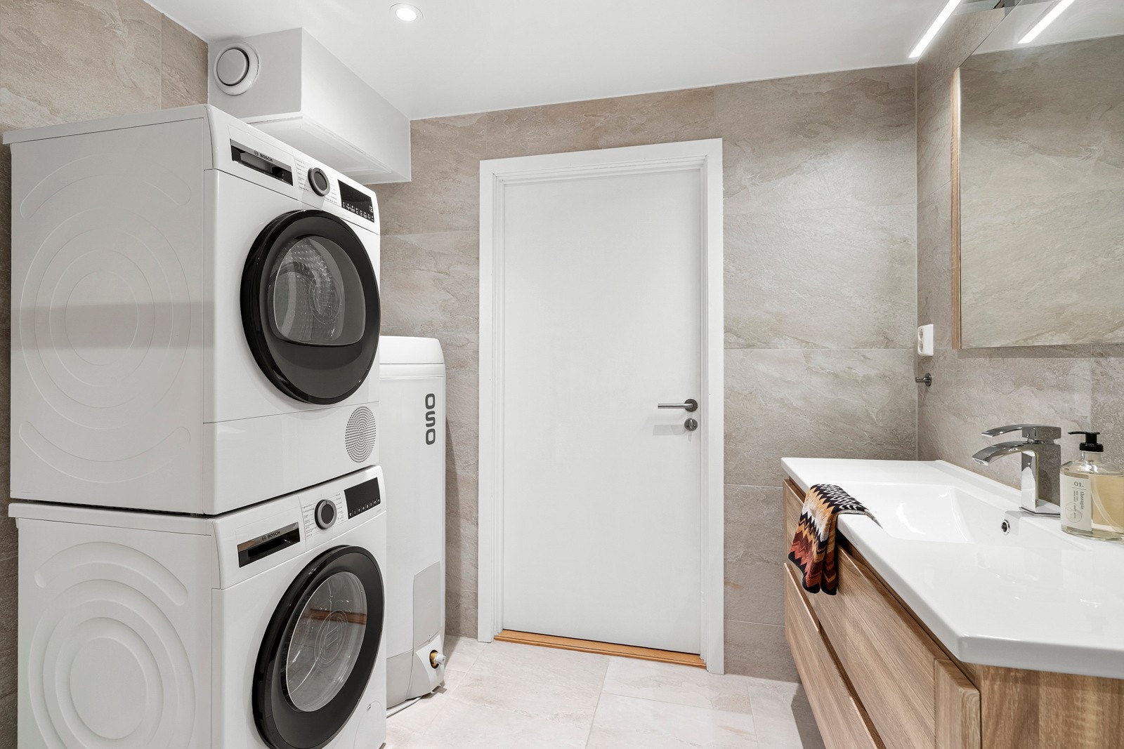 Badet ble pusset opp av tidligere eiere i 2018 og fremstår som romslig og moderne. Galleribilde