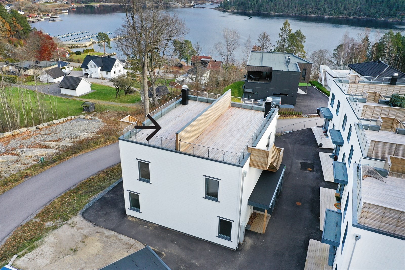 Det er flott sjøutsikt fra takterrassen. Galleribilde