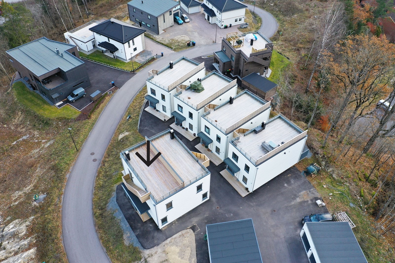 Borettslaget består av 4 eneboliger i rekke og en tomannsbolig. Galleribilde