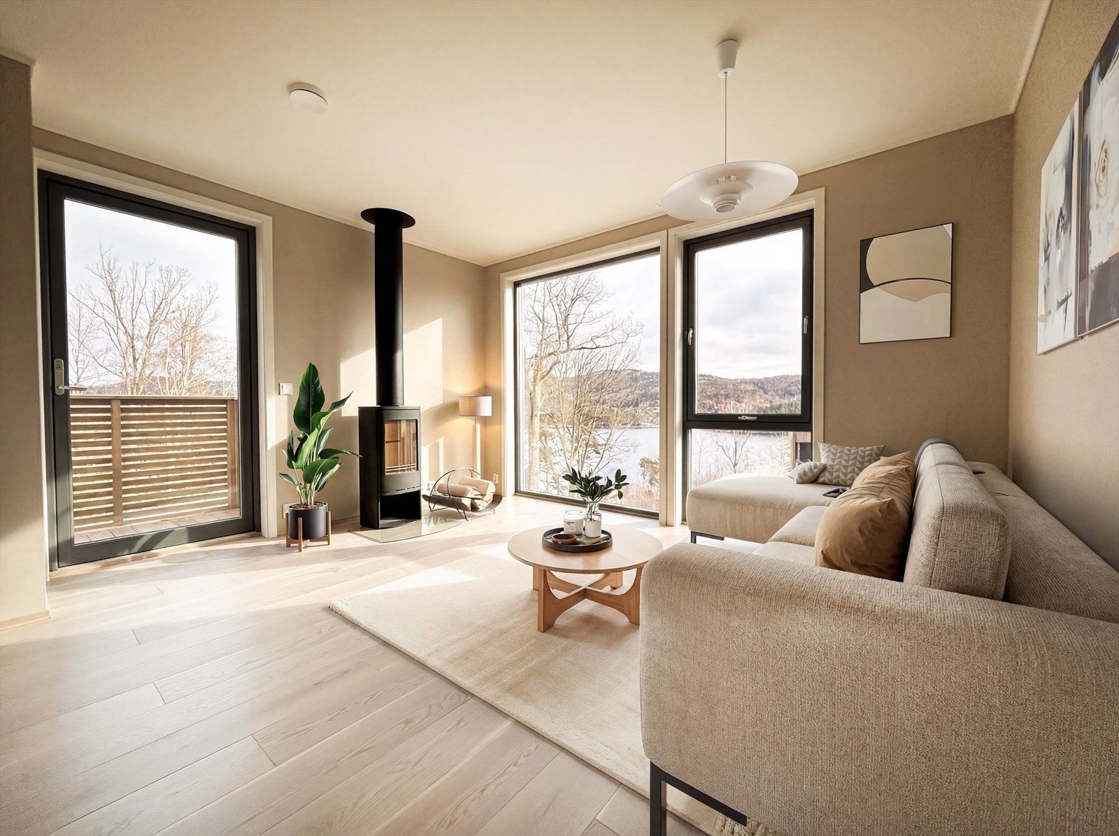 Delikat og moderne stue med sjøutsikt. Galleribilde