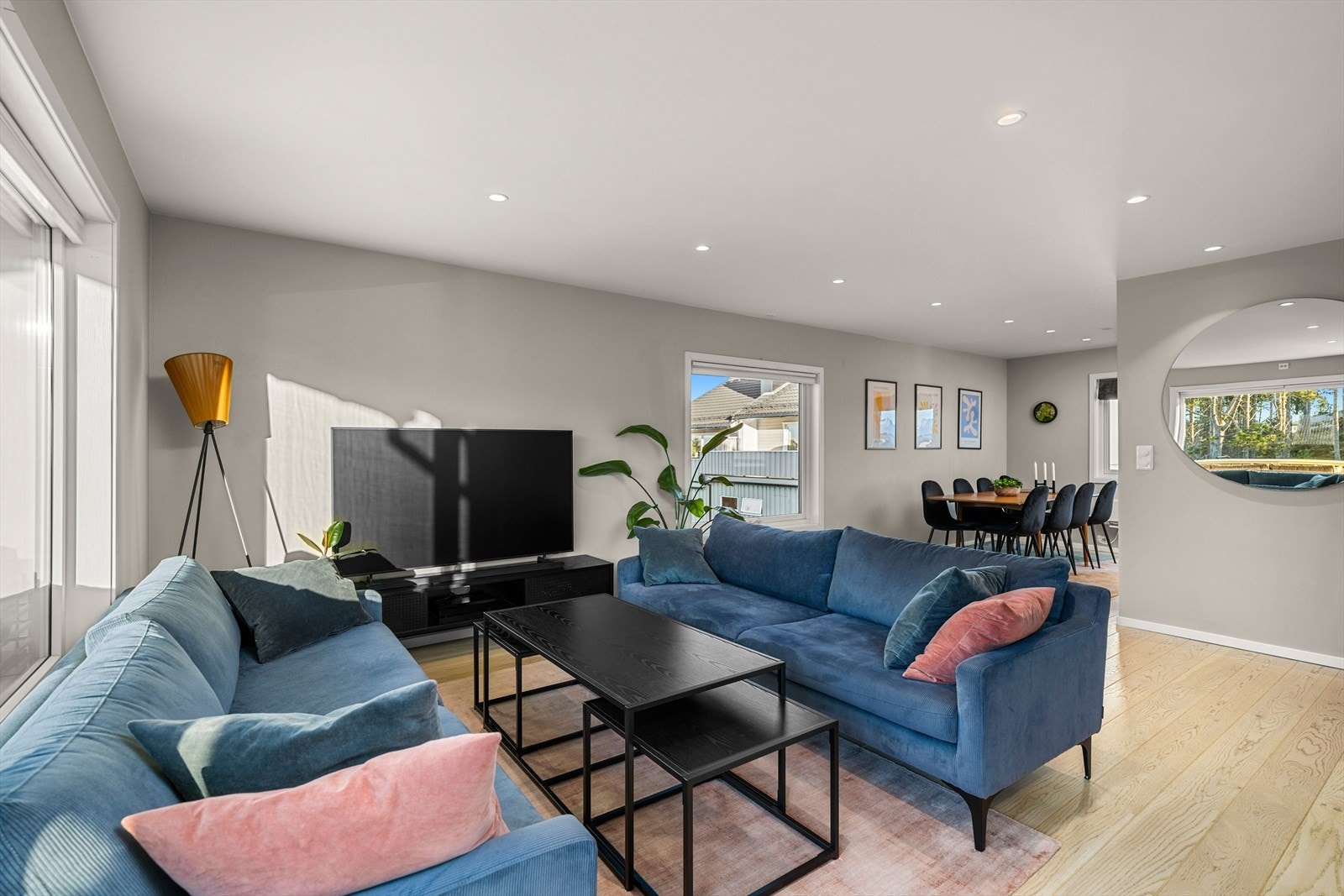 Stue med store vindusflater og fantastisk, utstrakt havutsikt Galleribilde