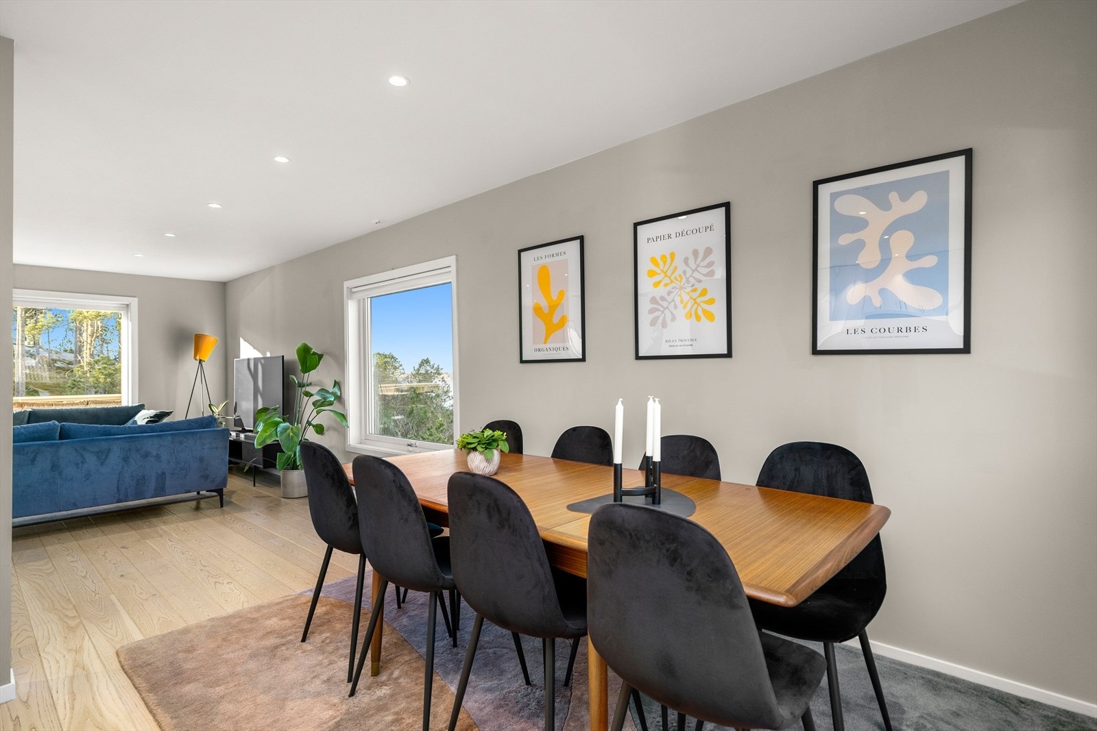 Stuen ligger i kombinasjon med kjøkkenet, spisestuen fungerer som et naturlig bindeledd mellom disse sonene Galleribilde