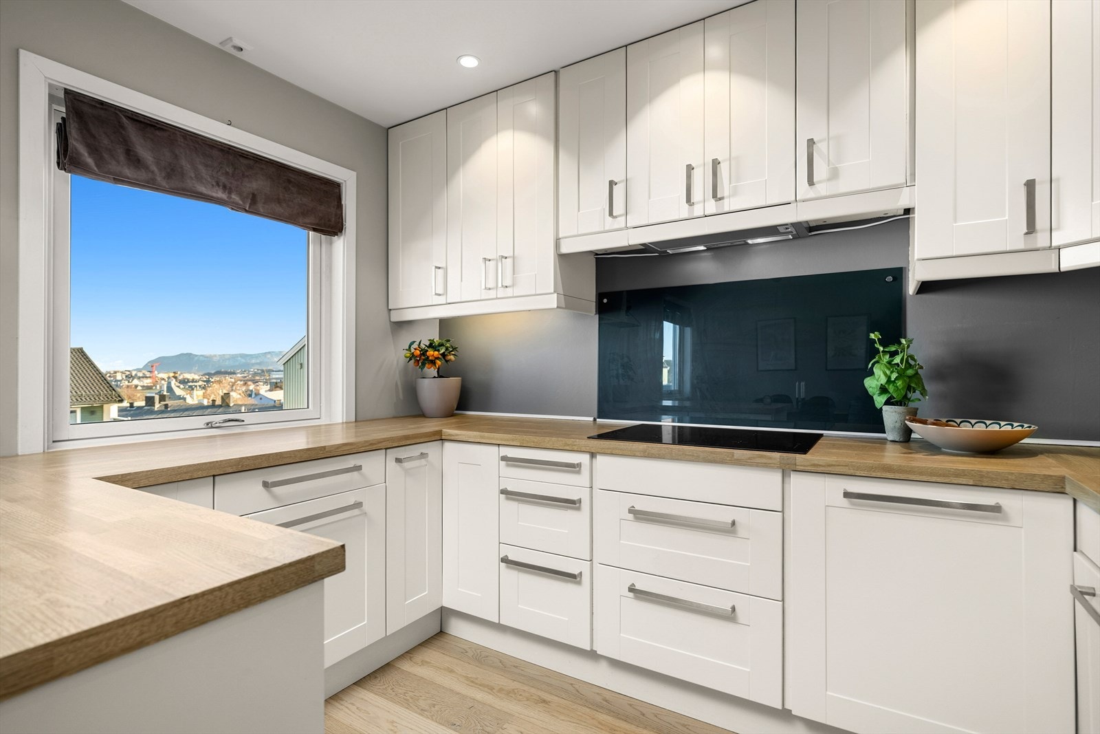 Kjøkkenet har innredning med profilerte fronter. Benkeplaten er av laminat/tre. Galleribilde