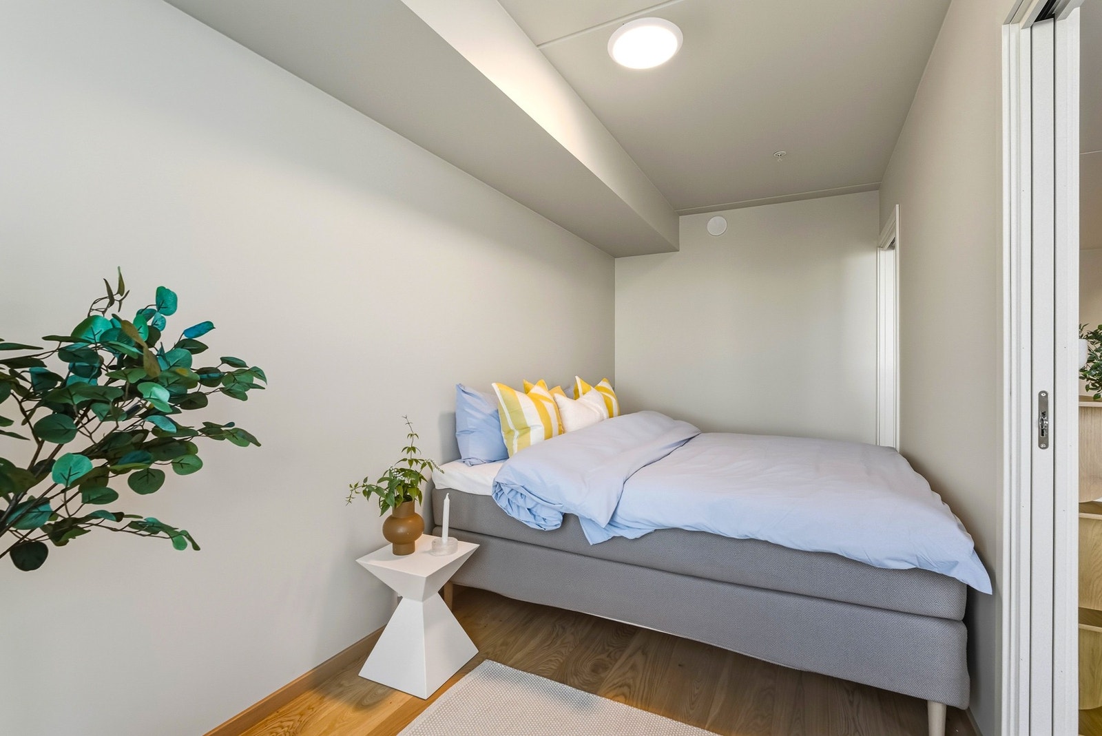 Soverommet har inngang fra begge sidene av sengen. Galleribilde