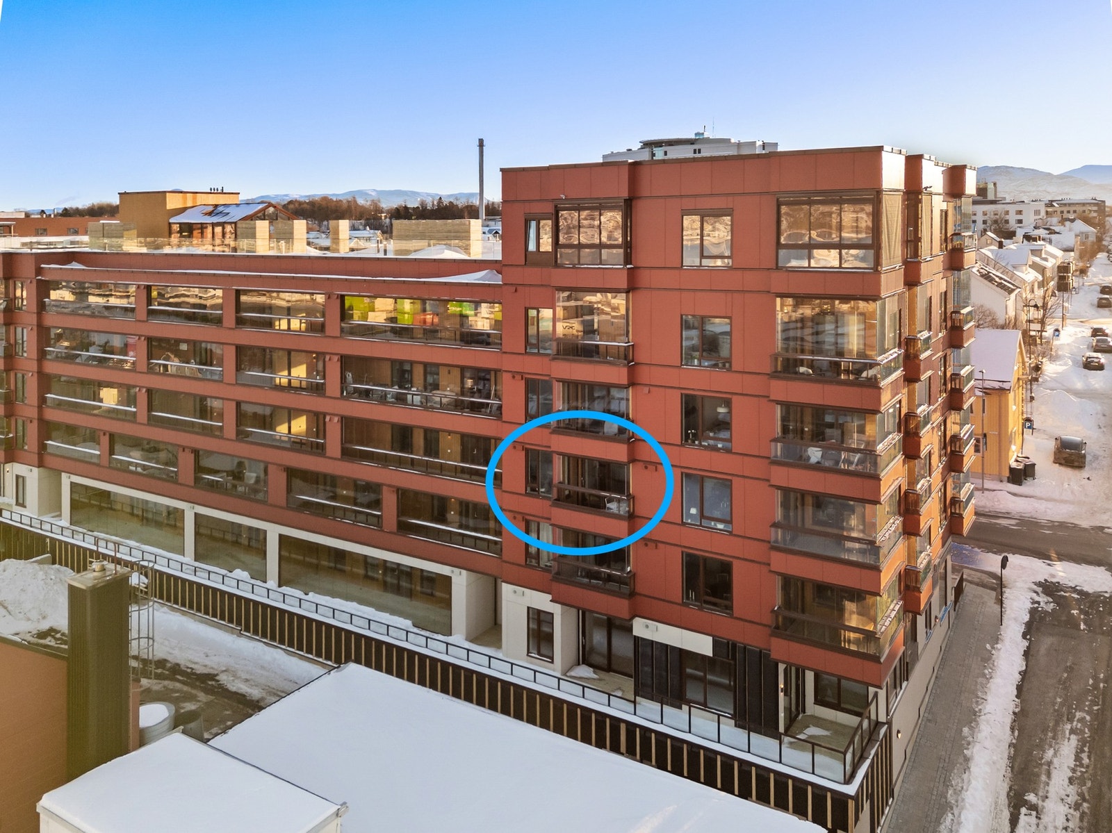 Leiligheten ligger fint til i tredje etasje - Innglasset balkong Galleribilde