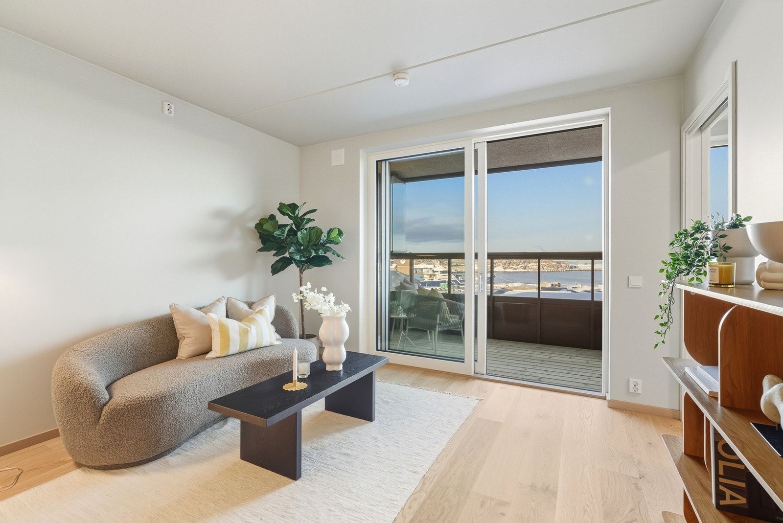 Lys en-stavs parkett med vannbåren varme og lysmalte vegger. Galleribilde