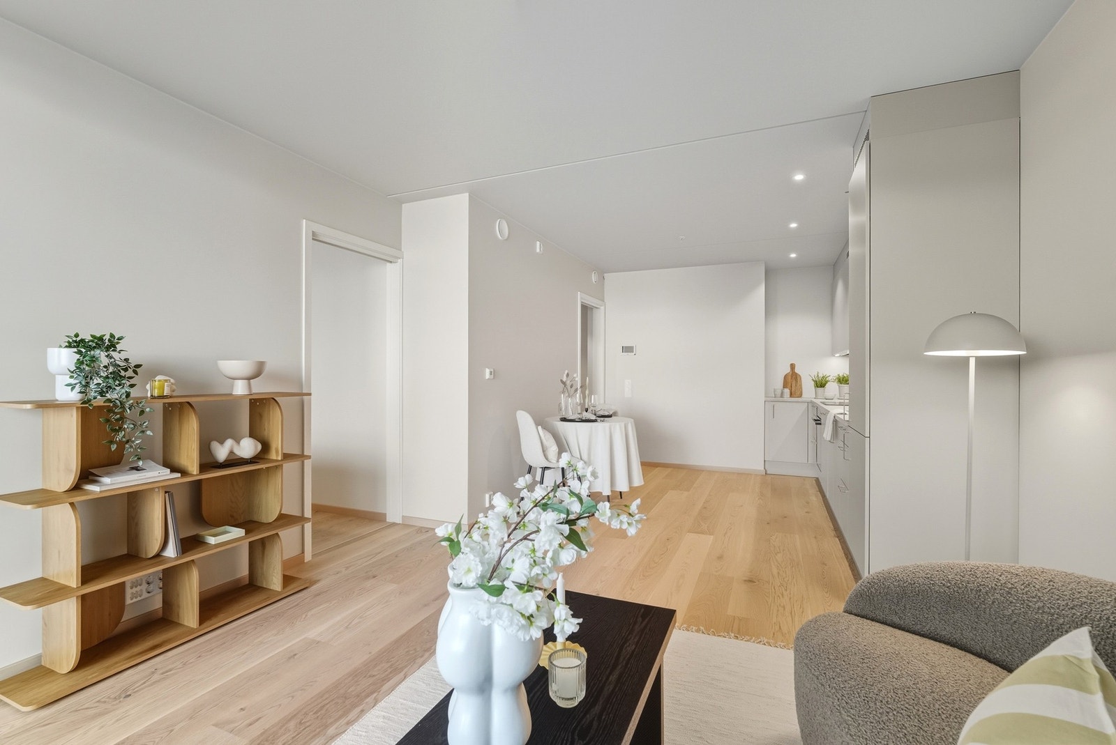 God planløsning med plass til sofagruppe og tilhørende møblement. Galleribilde