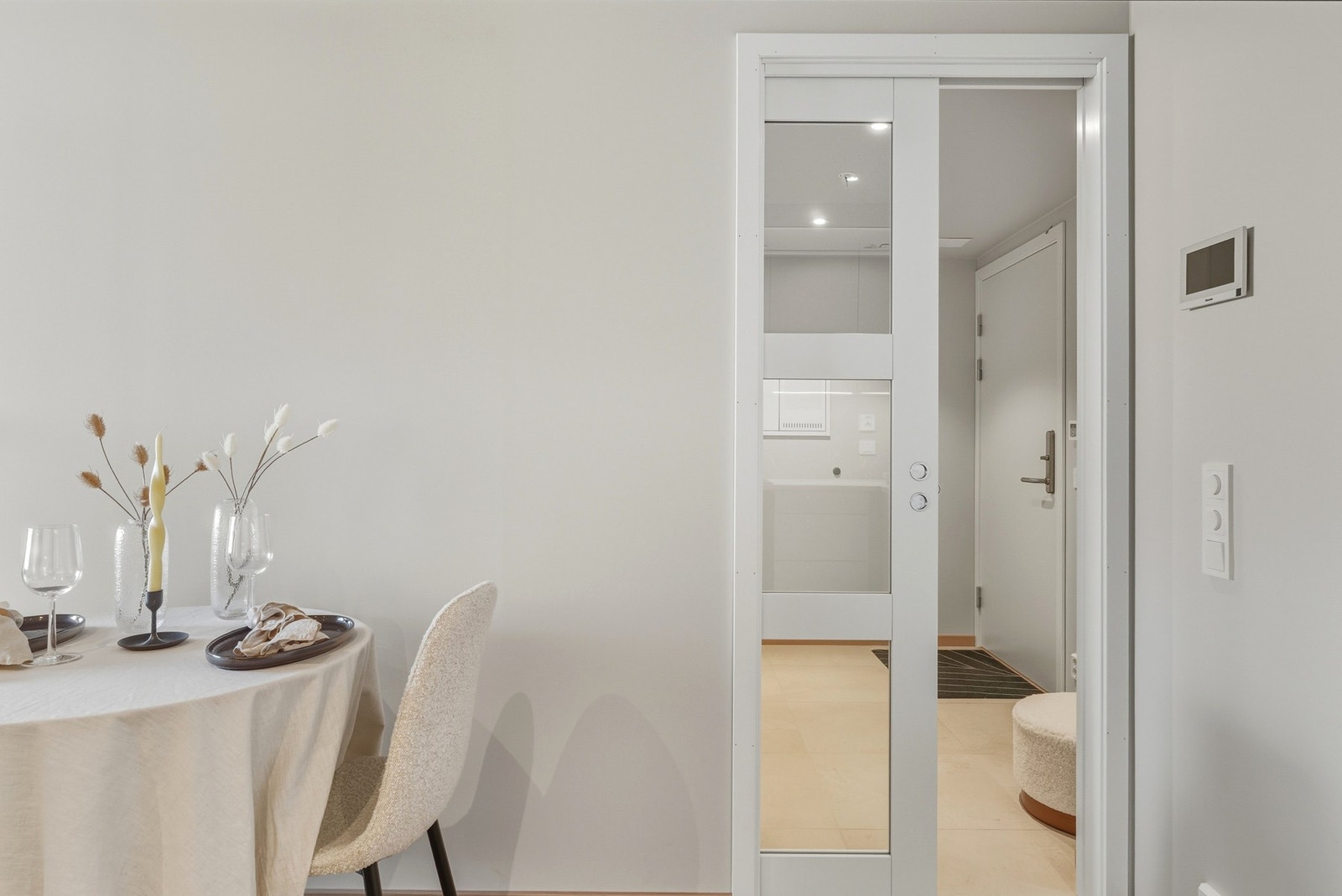 Det er installert skyvedør i glass mellom stue og gang. Galleribilde