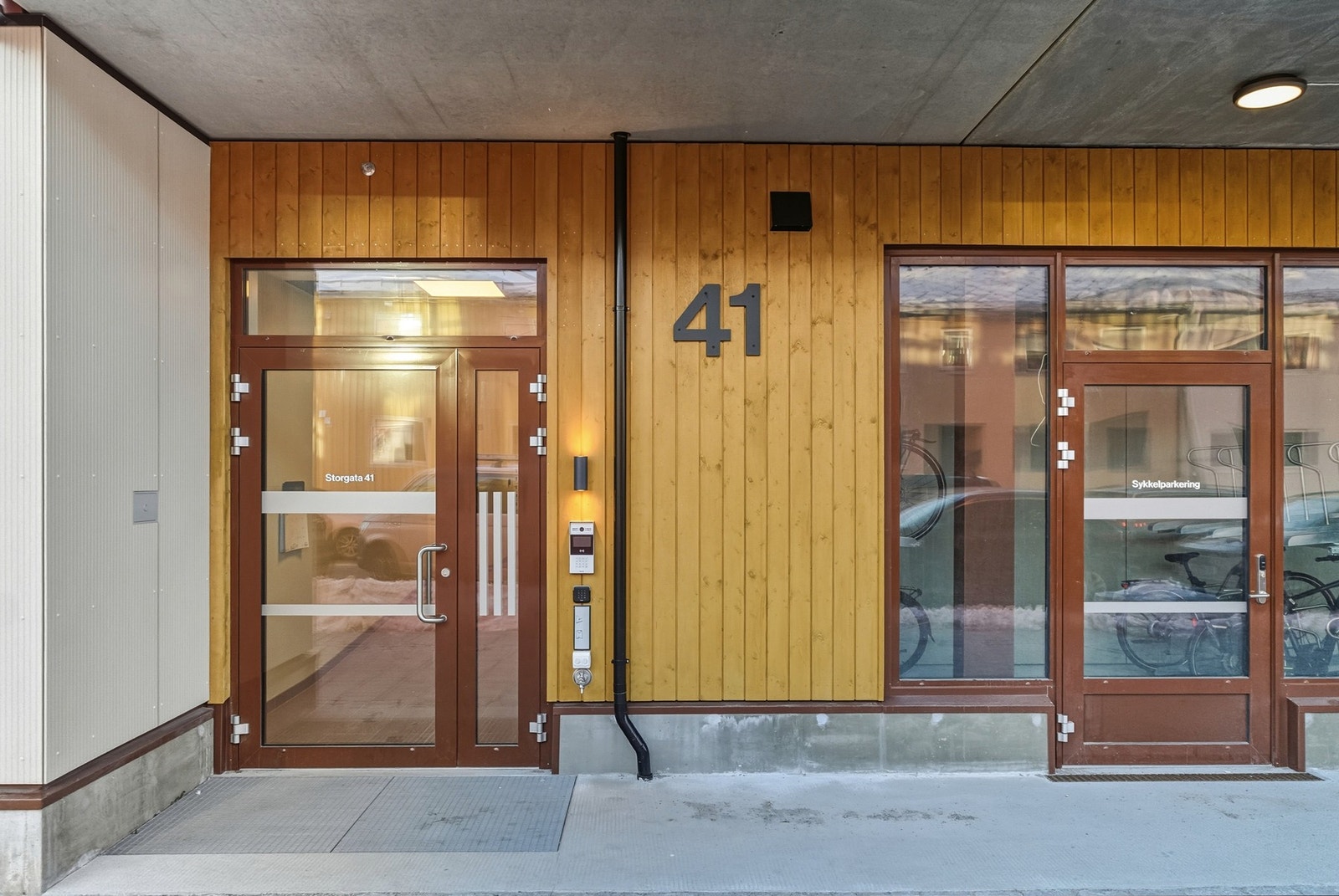 Fasade inngansparti - Heis i bygget Galleribilde