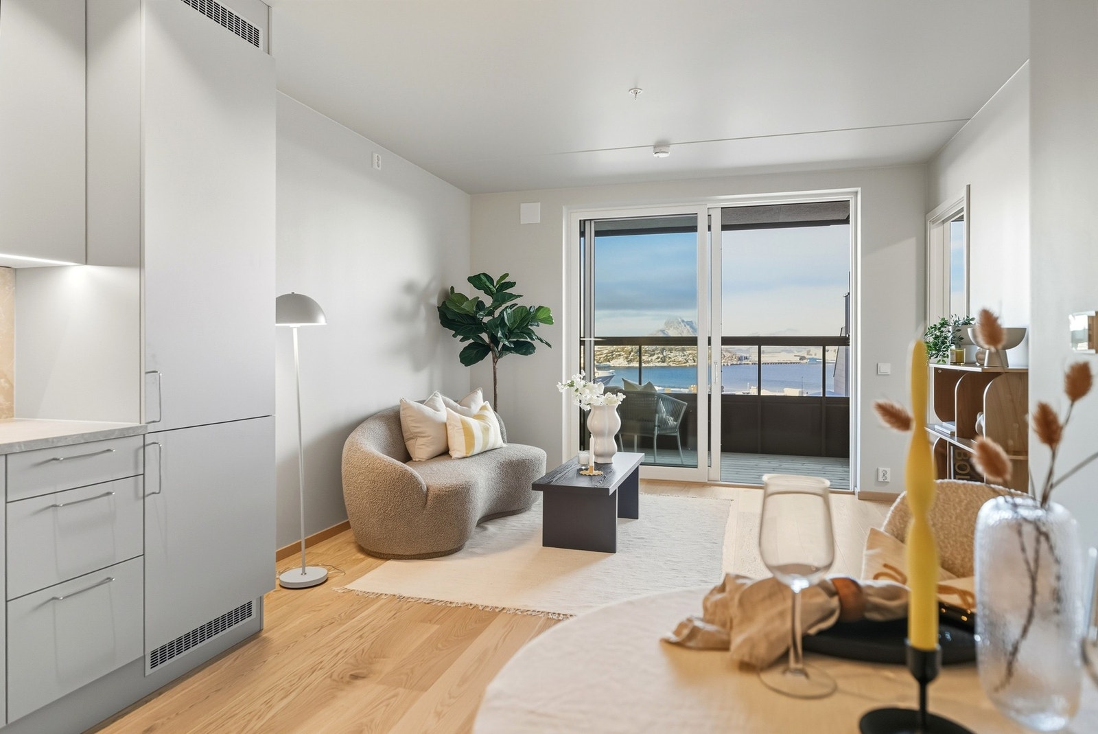 Stuen har en sosial planløsning med åpen stue-/kjøkkenløsning. Galleribilde