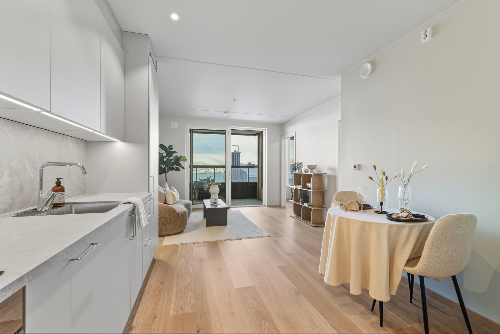 Åpen løsning mellom stue og kjøkken Galleribilde