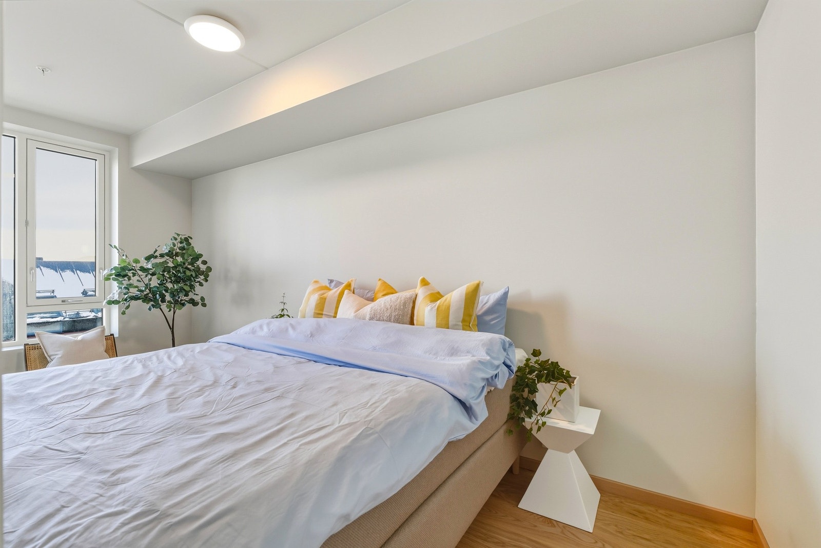 Romslig soverom med god plass til garderobeløsninger Galleribilde