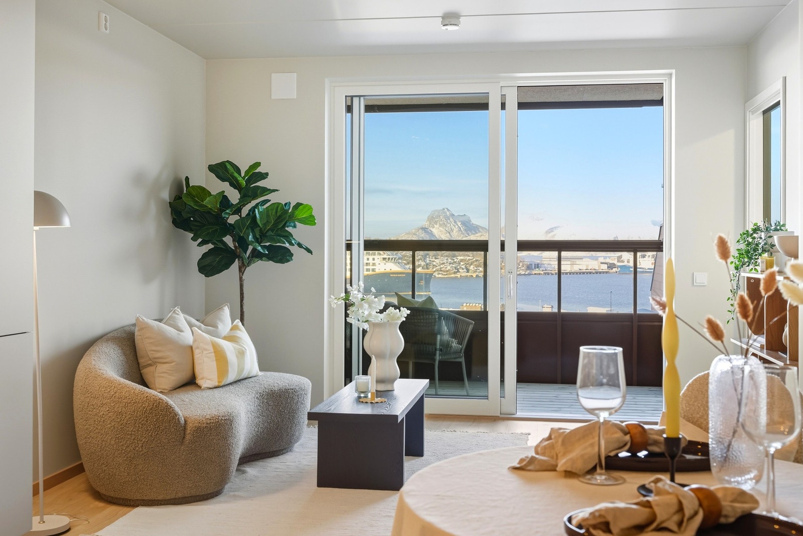 Utgang til innglasset balkong som gir en naturlig forlengelse av stuen. Galleribilde