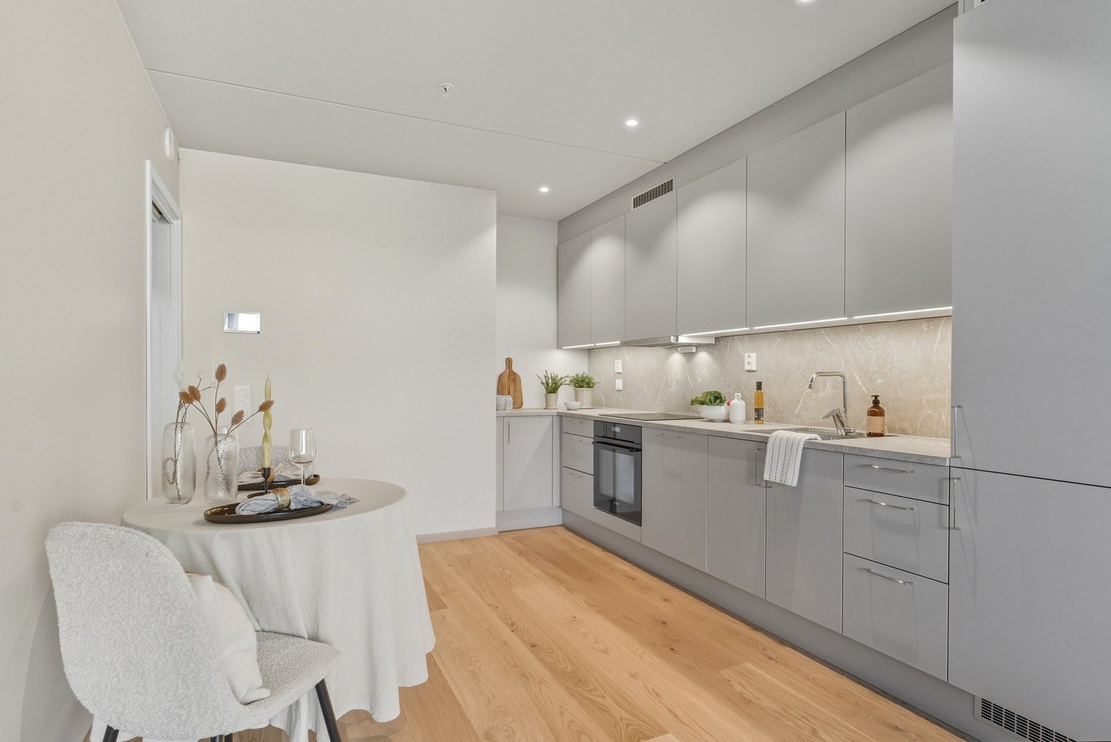 Installert spotter i taket over kjøkkeninnredningen og lyslist under overskap som gir godt med lys til matlagingen. Galleribilde