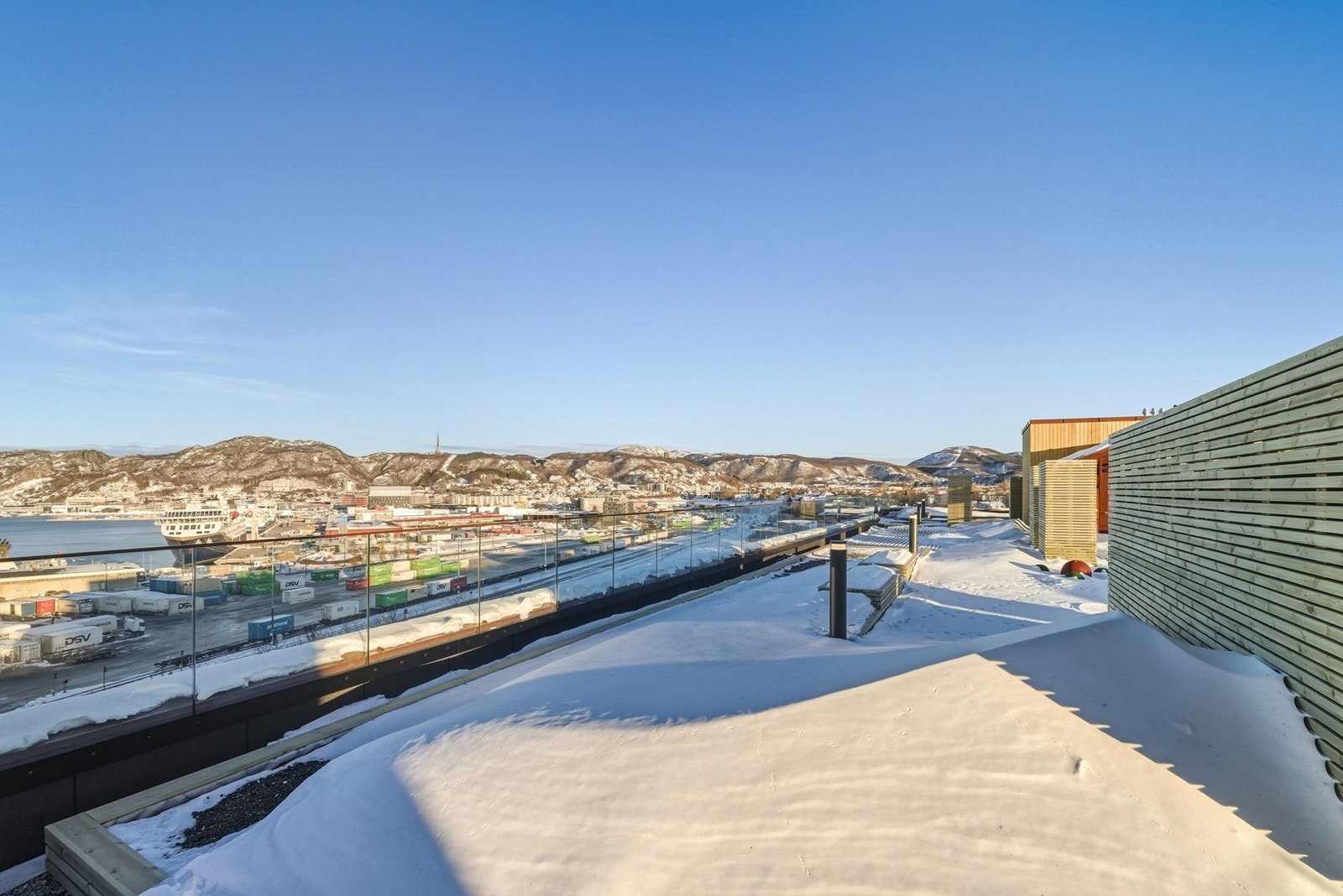 Felles takterrasse hvor man kan følge solen fra morgen til kveld Galleribilde