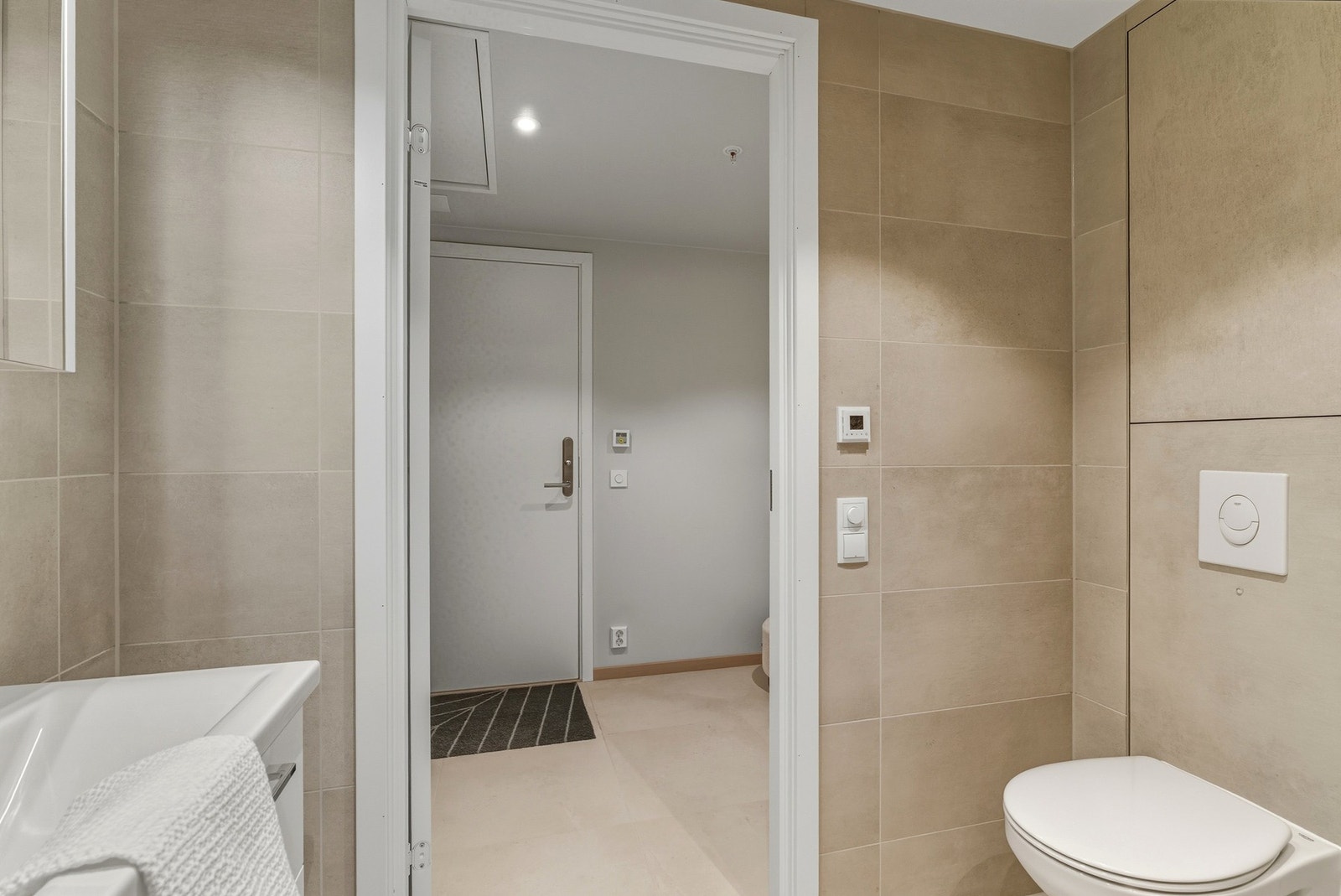 Moderne og tiltalende flislagt bad med 60x60 fliser på gulvet med vannbåren varme. Galleribilde