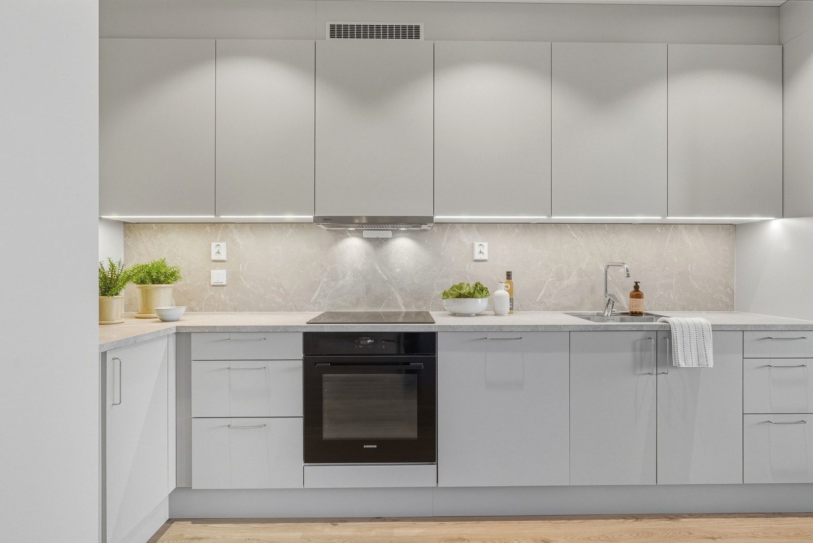 Innredning med glatte laminerte fronter og takhøye overskap Galleribilde