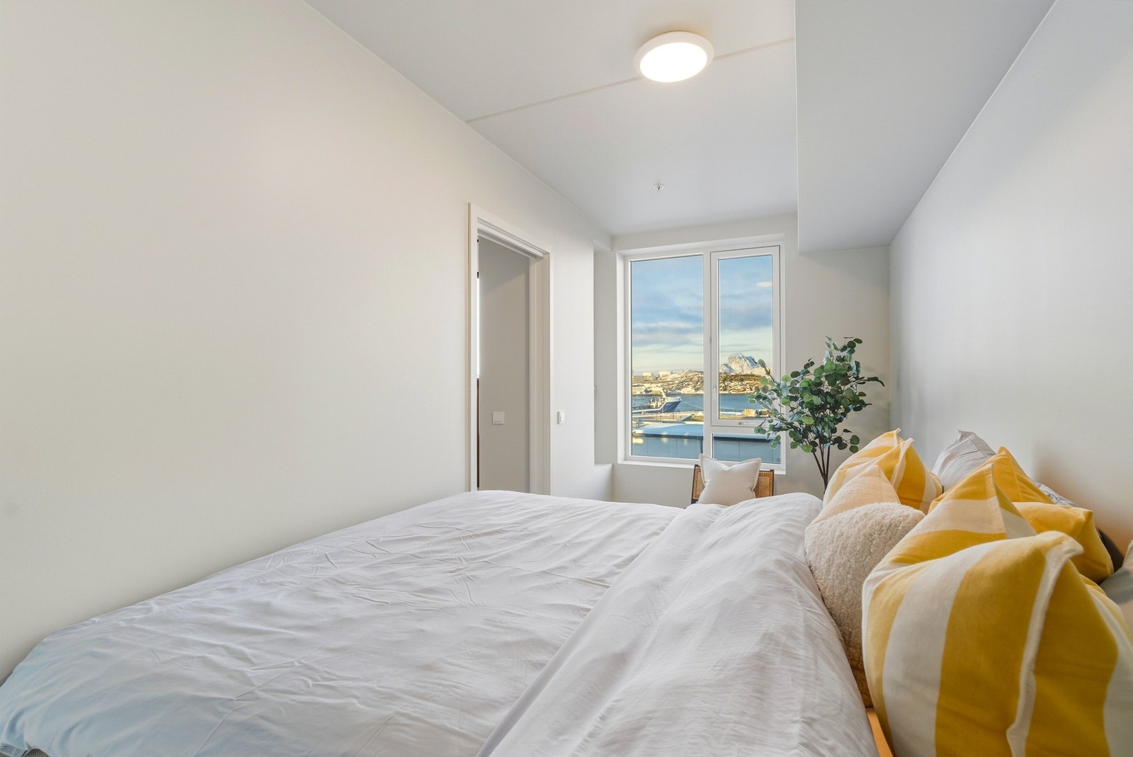 Soverommet er malt i behagelige farger og har godt med lysinnslipp. Galleribilde