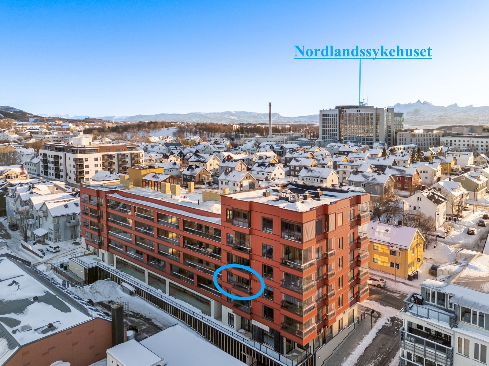 Bygget ligger sentralt til, men samtidig tilbaketrukket fra den travelste bykjerna - Sykehuset like ved Galleribilde