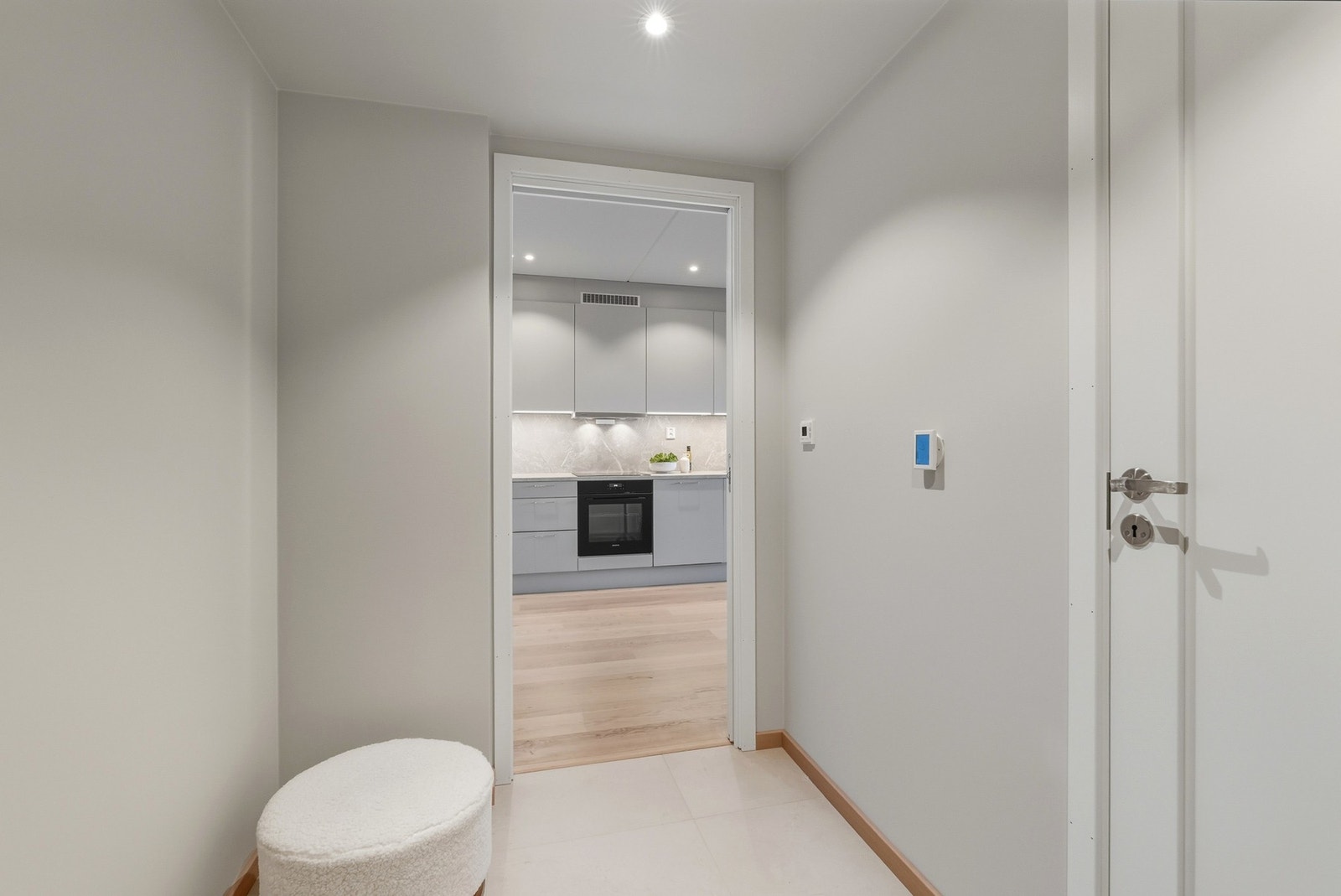 Entré med vannbåren varme i gulv - Her er det adkomst til bad og stue/kjøkken Galleribilde