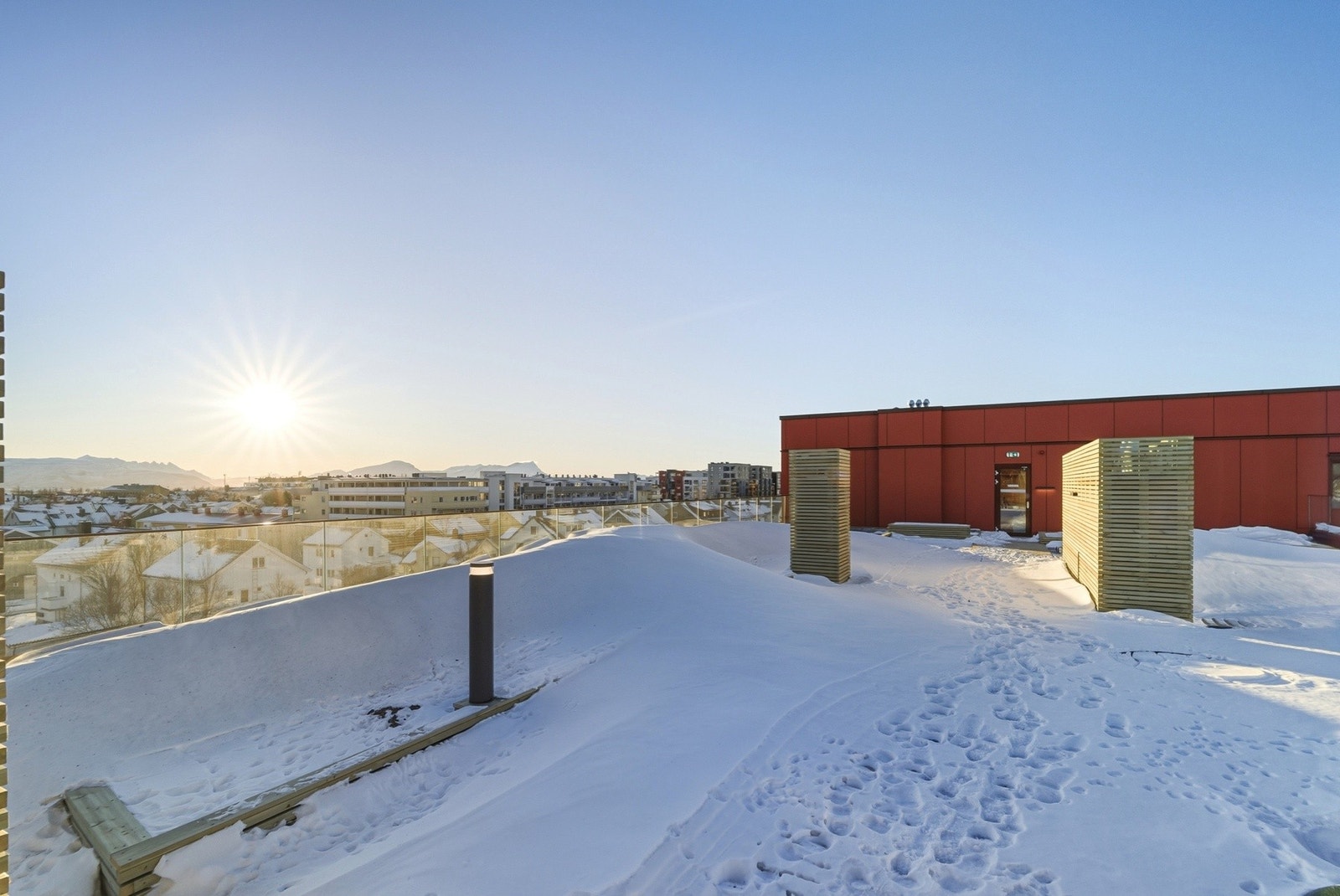 Felles takterrasse hvor man kan følge solen fra morgen til kveld Galleribilde