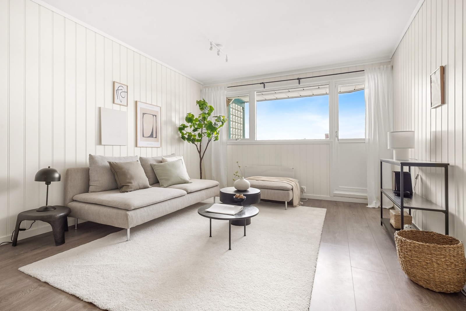 Store vinduflater gir rikelig med lys til rommet Galleribilde