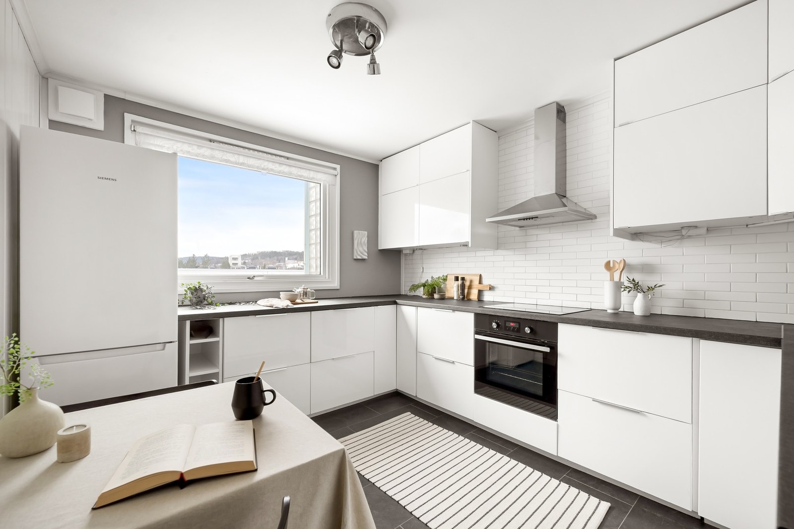 Praktisk separat kjøkken med rikelig skap- og benkeplass Galleribilde