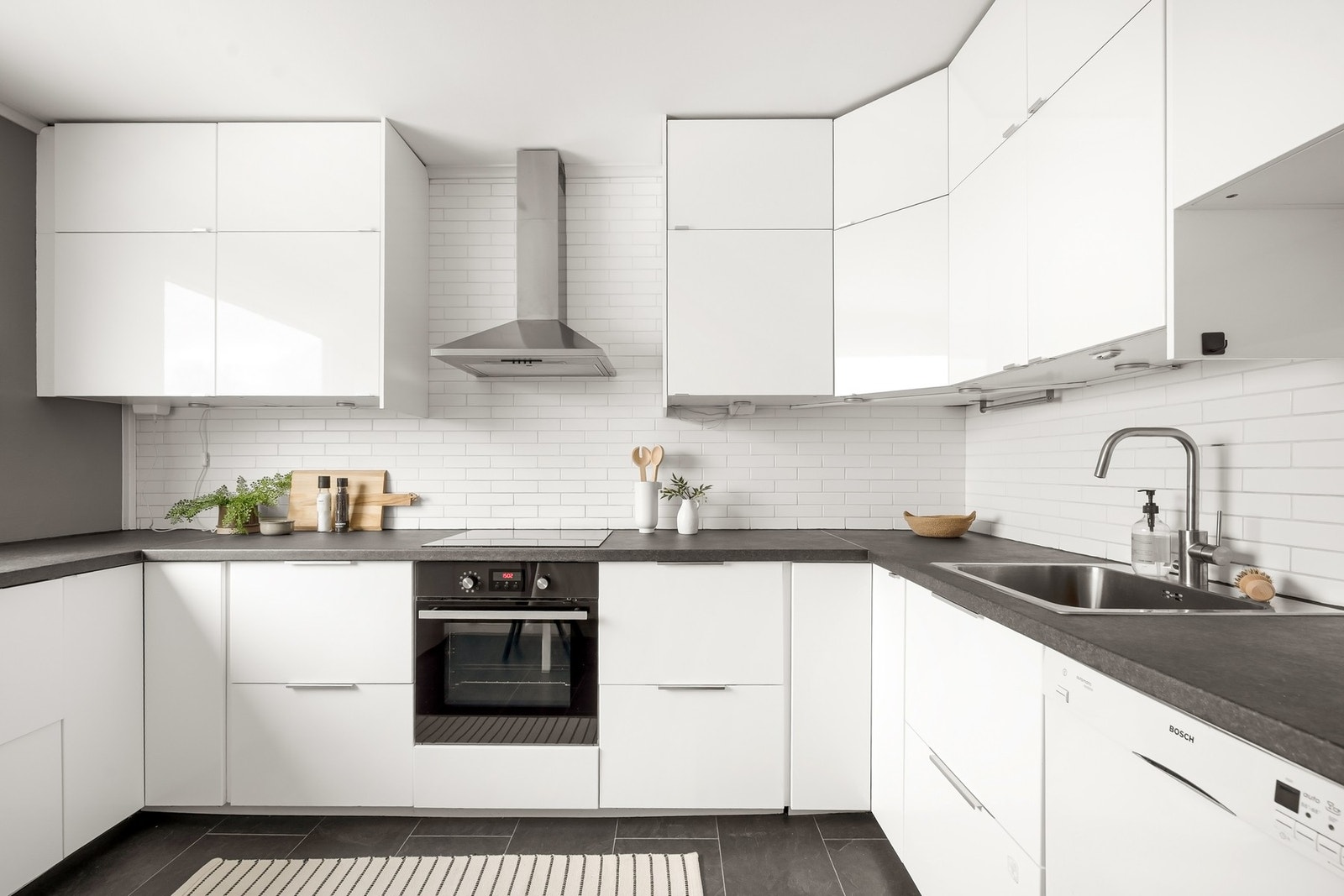 Hvitevarer, kullfiltervifte og plass til frokostbord Galleribilde